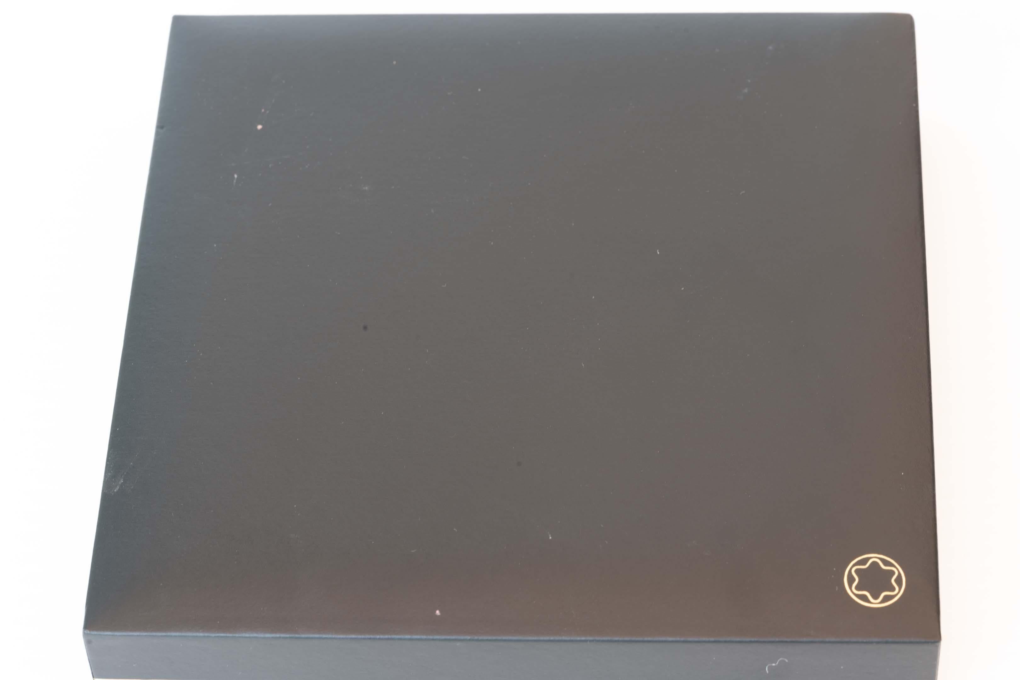 Stylo à bille Montblanc Meisterstuck solitaire en céramique laquée marron, marqué ref GZ1015002 Made in France, Montblanc Meisterstuck. Mesure 13,7 cm de long, en métal doré et céramique. Livré avec 5 recharges de stylo à bille Montblanc non