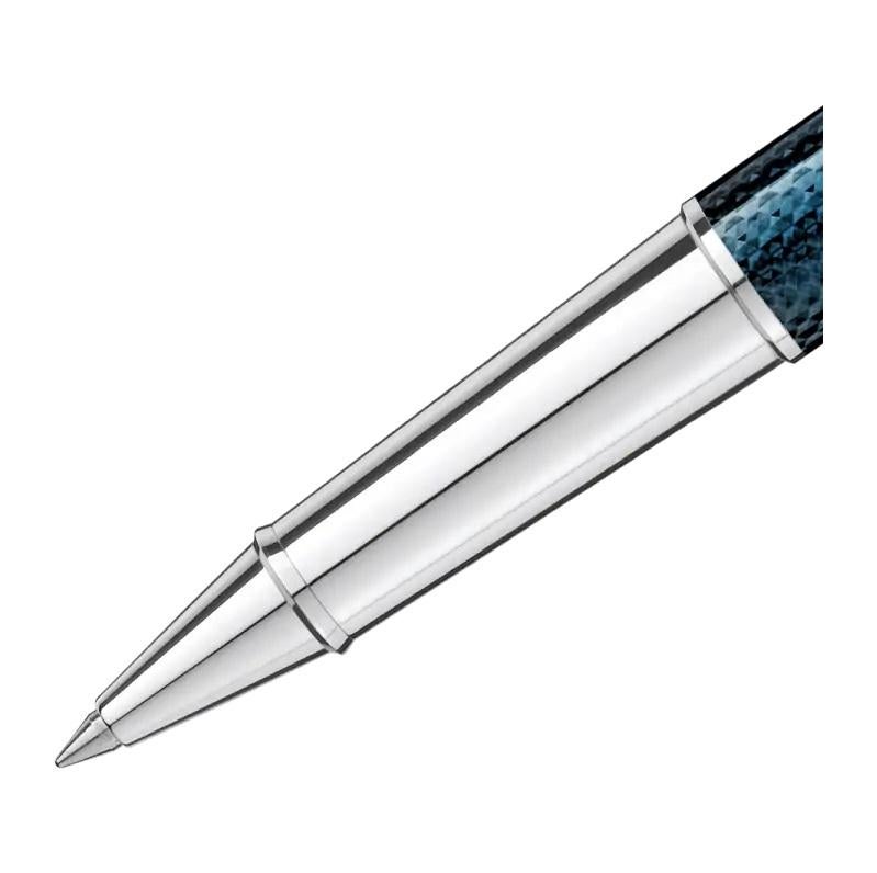 Features Clip
Platinum-coated clip with individual serial number
Barrel
Engraved hexagon pattern, coated with blue lacquer
Cap
Platinum-coated inlaid with Montblanc emblem
TYPE
Rollerball
112894