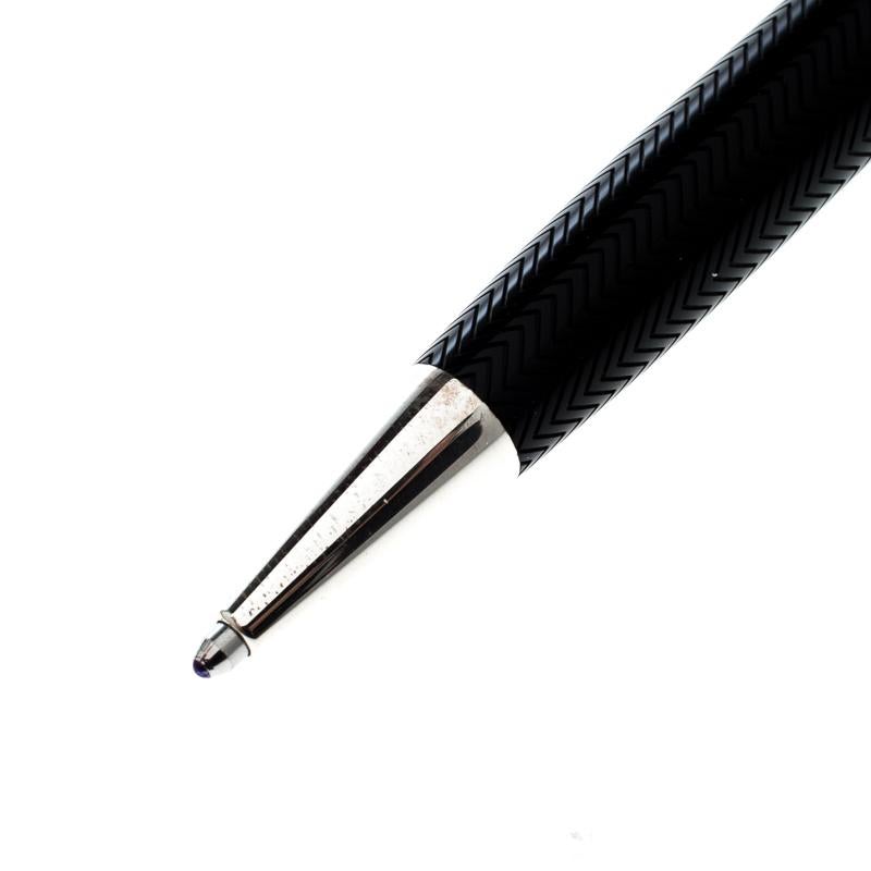 The subtle and sophisticated Meisterstuck Solitaire ballpoint from Montblanc is crafted with sterling silver featuring a contrastingly-coloured black barrel accented with a guilloche pattern all over. The cap, also adorned with the guilloche