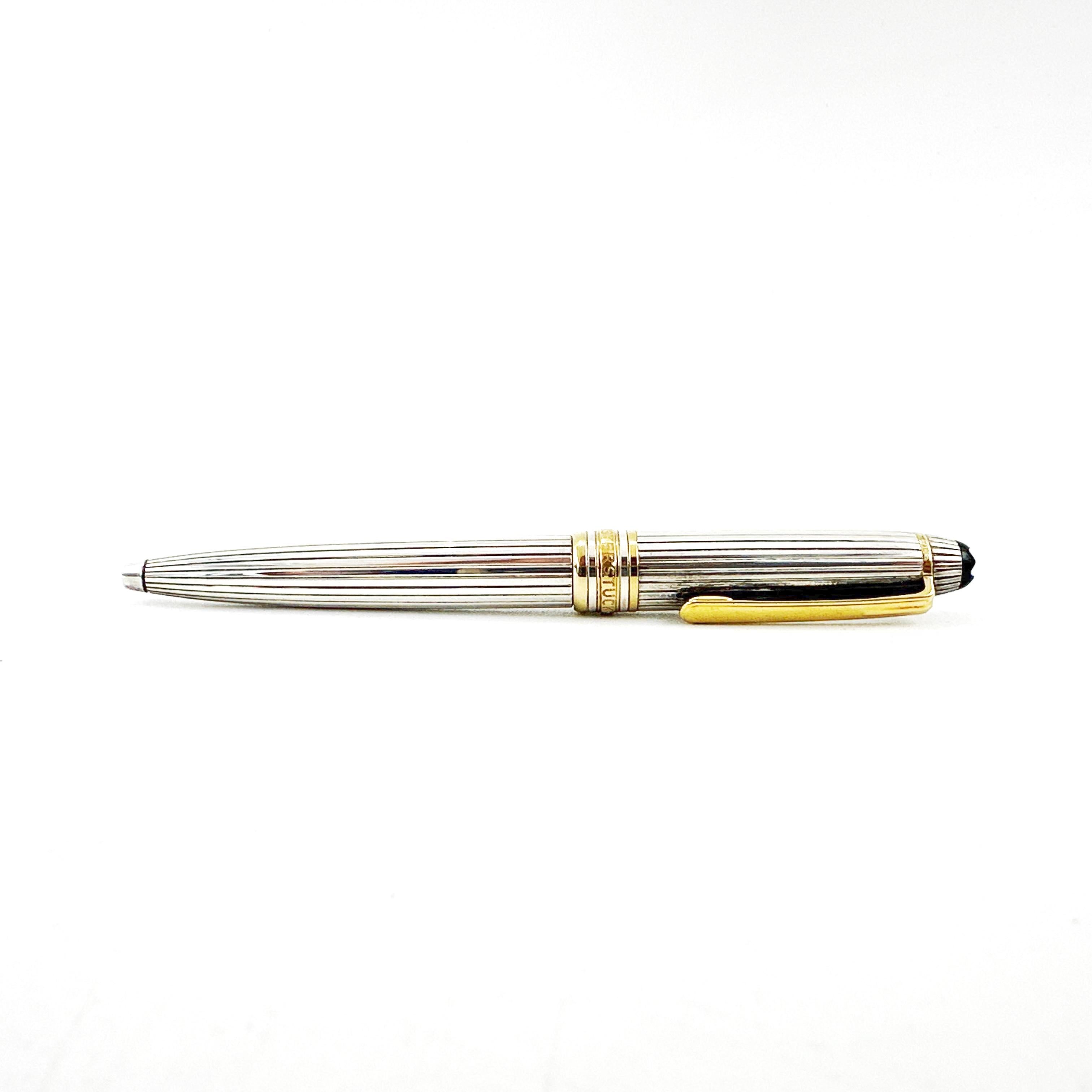 Dieser Montblanc Meisterstück Kugelschreiber ist aus massivem Sterlingsilber gefertigt und mit einem fein geriffelten Muster versehen. Er bietet eine unverwechselbare Kombination aus Präzisionstechnik und zeitlosem Design. Sie gehört zu Montblancs