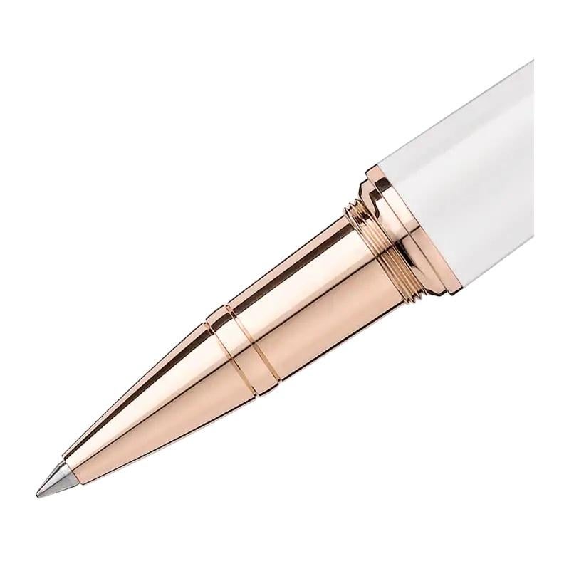 Features
Clip
Rose gold-coated, set with a pearl
Barrel
White precious resin
Cap
White precious resin
Writing System
TYPE
Rollerball.
117885


