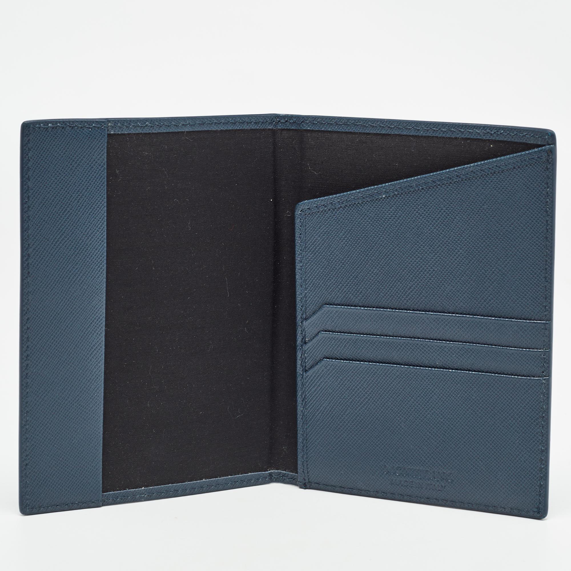 Carry your travel documents in style with this Montblanc passport holder. Crafted from leather, this cover opens up to a functional interior. It has space for your passport and cards.