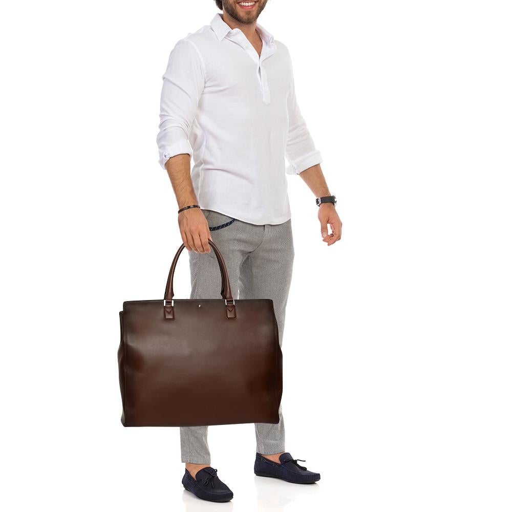 Im Laufe der Jahre hat sich Montblanc zu einer Marke entwickelt, der alle Luxusliebhaber vertrauen können, denn die Designs werden mit großer Aufmerksamkeit für Qualität und Handwerkskunst hergestellt. Diese Aktentasche aus der Meisterstück Sfumato