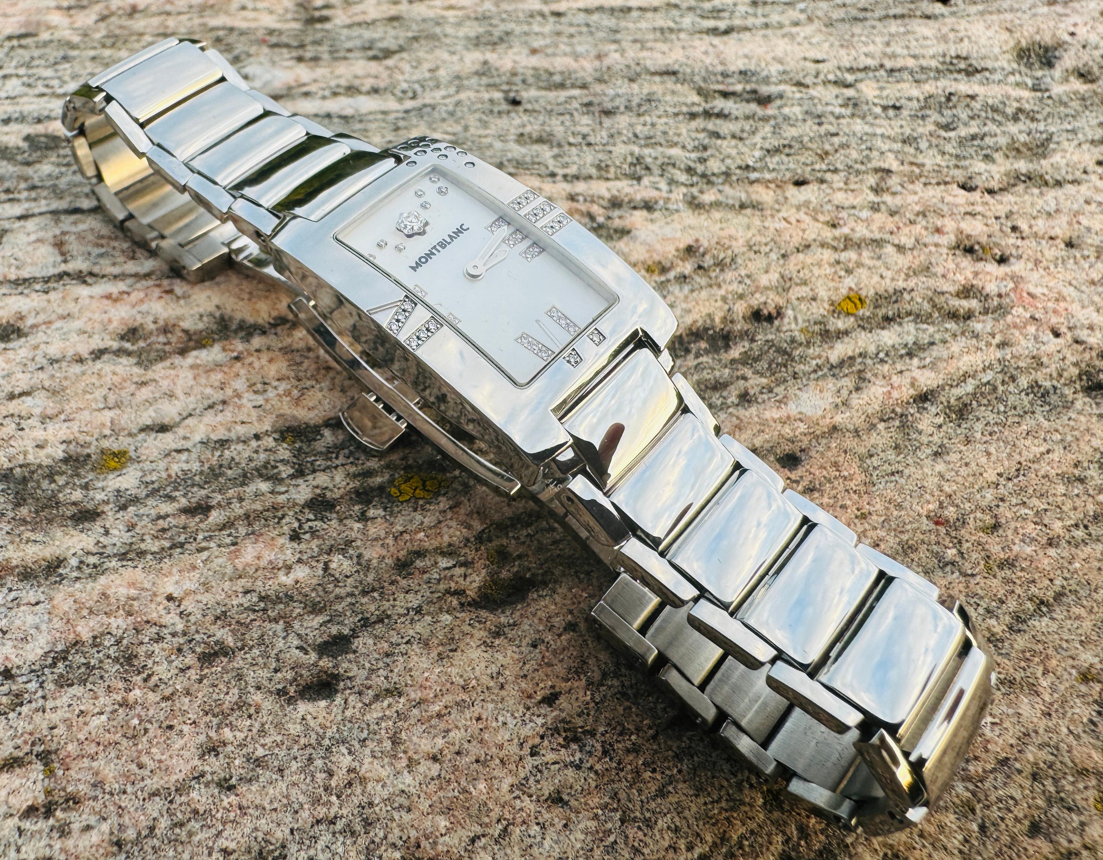 Marque : Montblanc

Modèle : A.Profiles

Numéro de référence : 7122

Mouvement : Quartz

Matériau du boîtier : Acier inoxydable

Dimensions : Largeur du boîtier : 24 mm. (sans couronne) x 36mm

Type de bracelet : Acier inoxydable avec boucle