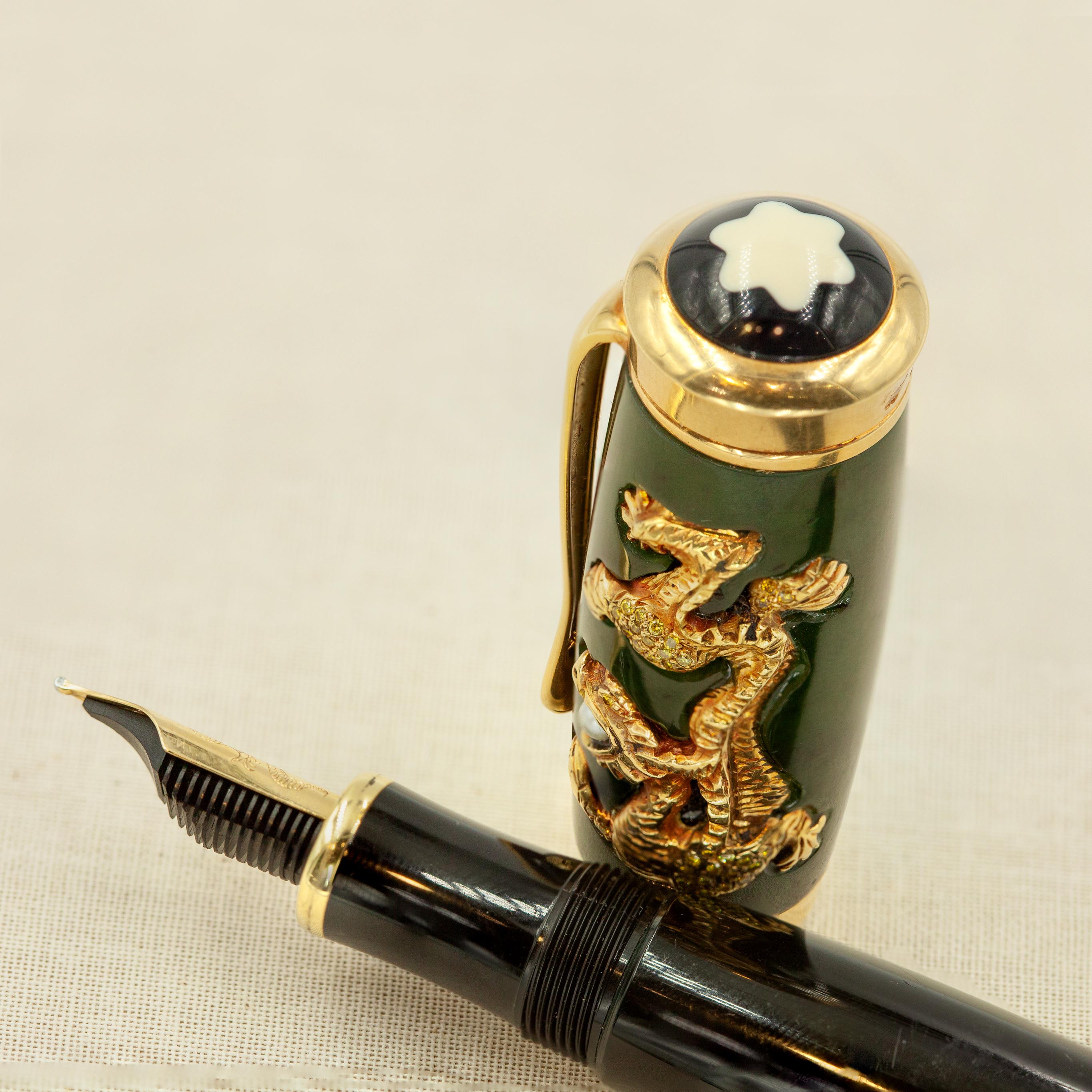 Rare Stylo plume Montblanc édition limitée avec certificat d'originalité papier
Version précieuse de la dynastie Qing. Édition limitée à 70 exemplaires sur 88 Capuchon en jade épinard, quincaillerie/nip 18K, canon en résine, dragon en or jaune et