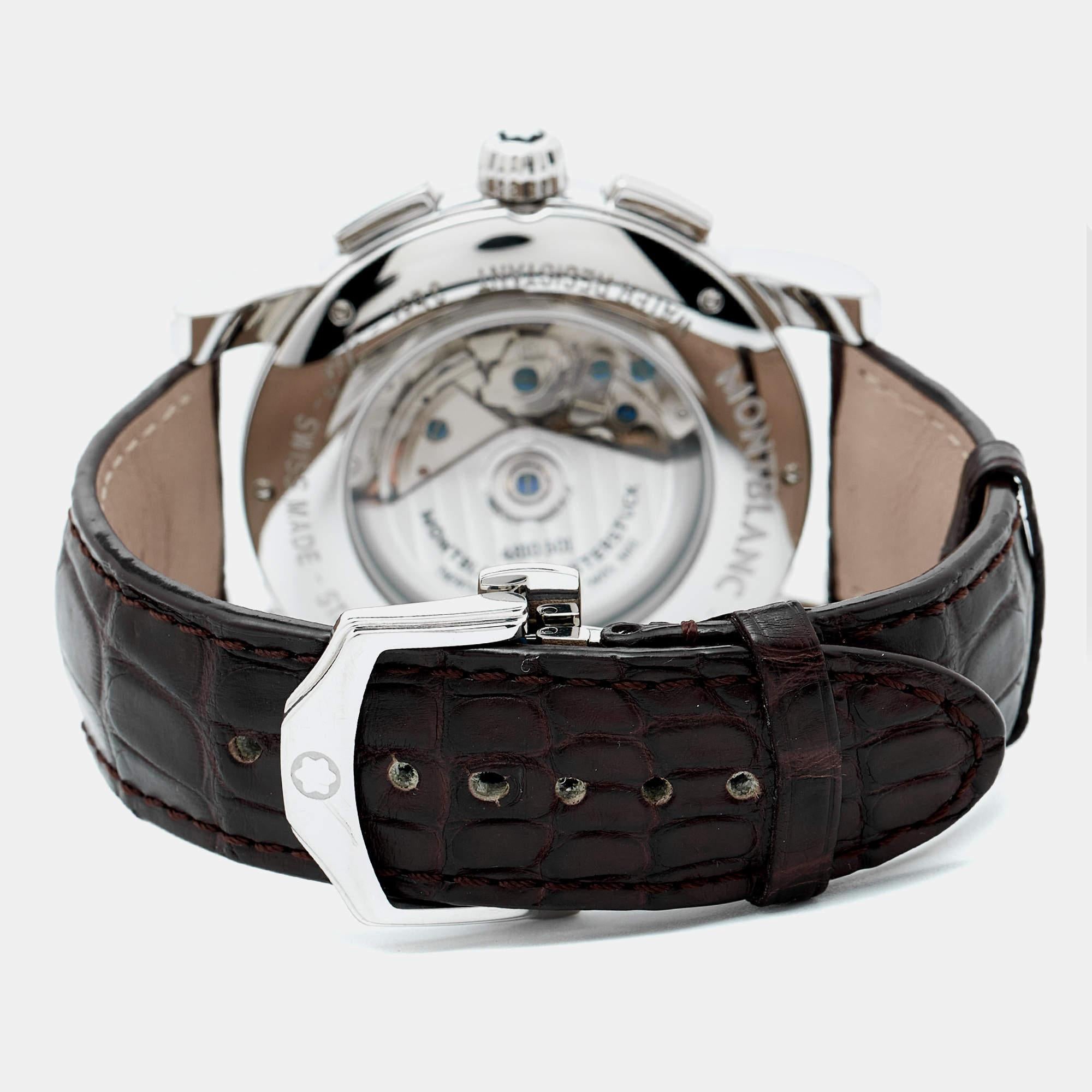 Cette montre pour homme Star 7104 Automatic de Montblanc, fabriquée en acier inoxydable, présente un aspect classique. La montre présente un cadran argenté guilloché avec des index distincts et trois cadrans auxiliaires, une lunette lisse et un fond