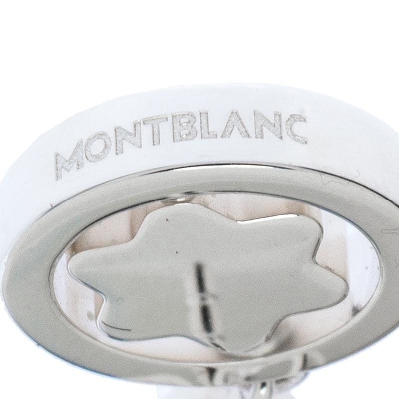 An evening gown would look even more stunning when accessorised with these gorgeous dangle stud earrings by Montblanc. Made of silver 925, these feature the signature star signets as drops. They are finished with engravings of the brand name. Pair