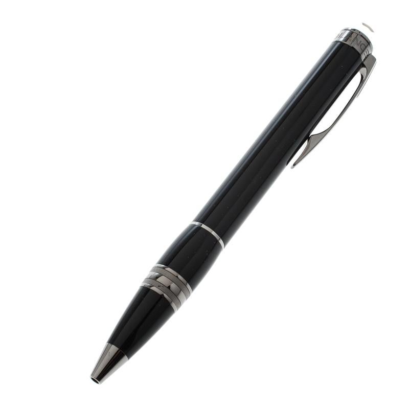 Montblanc brings you this lovely set of one ballpoint pen and one fineliner pen. They have been made from resin and fitted with Ruthenium-coated metal. They have pocket clips and the star logo detail. The set of pens define quality craftsmanship and