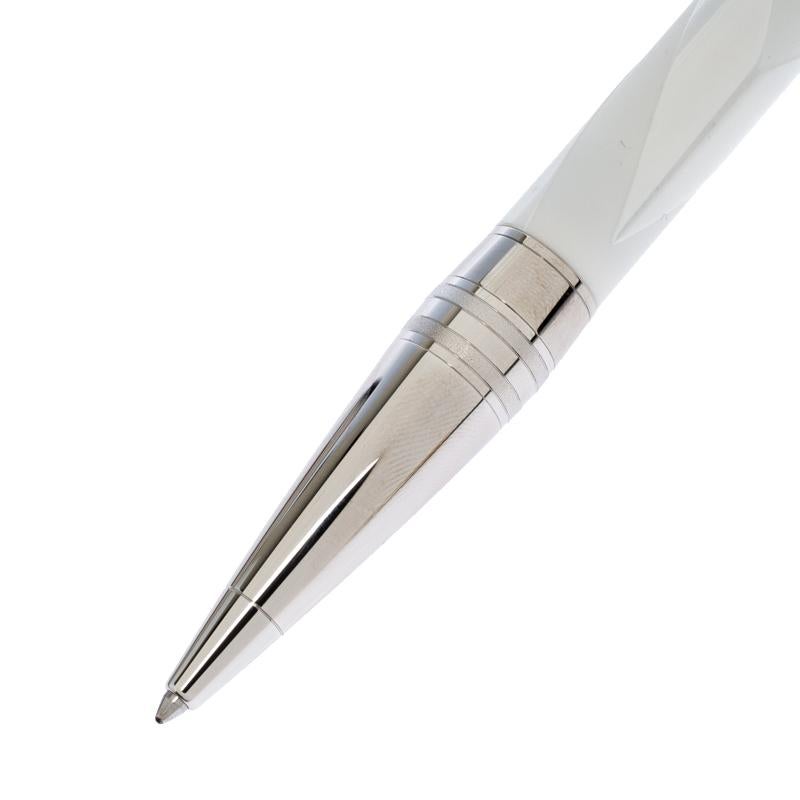 Montblanc brings you this lovely StarWalker ballpoint pen that has been made from white ceramic and fitted with silver-tone metal accents. It has a pocket clip and the star logo on the top. Filled with black ink, this pen is a creation that defines