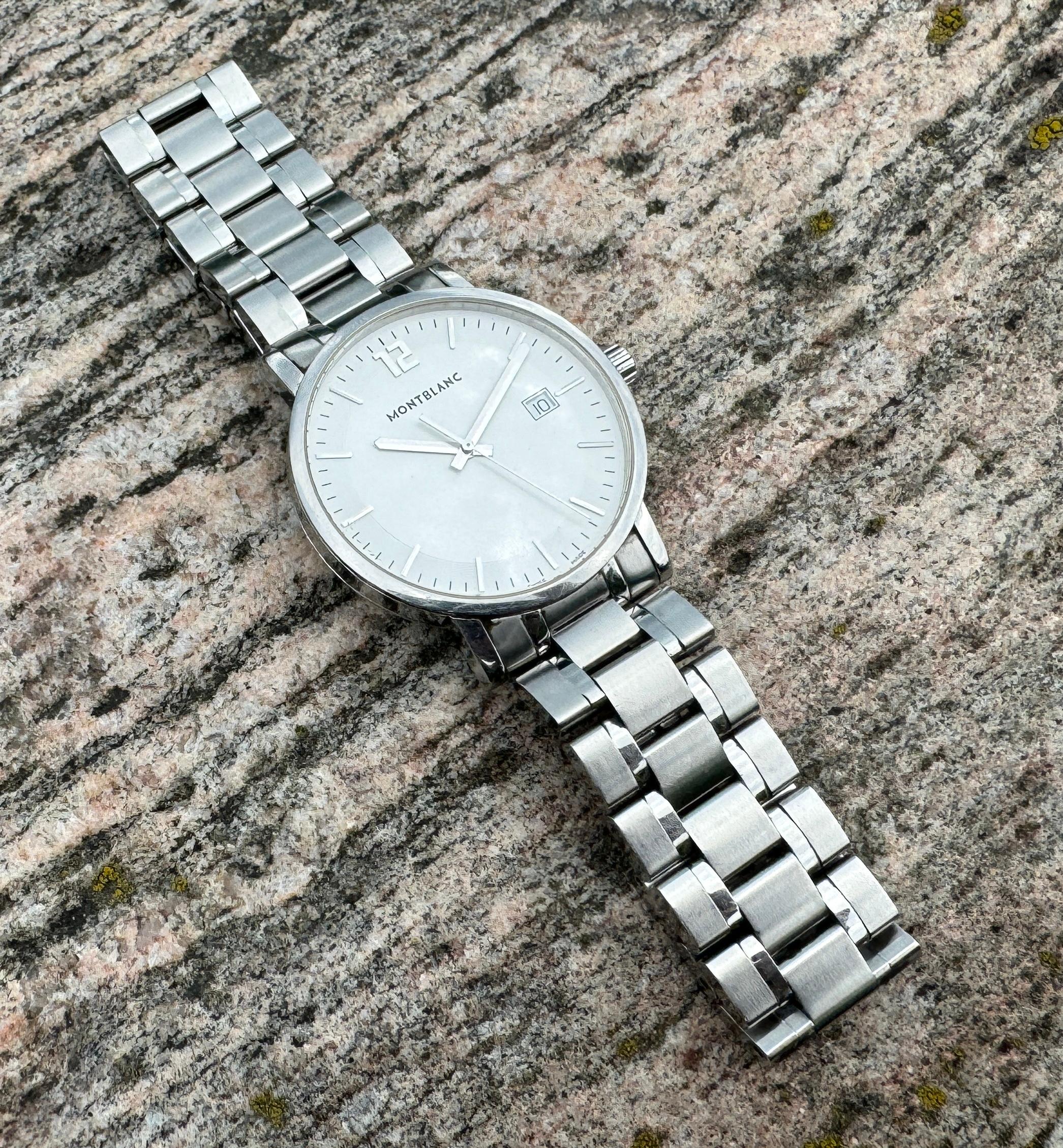 Marke: MONTBLANC

Modell: Gipfel

Referenznummer: 7093

Land der Herstellung: Schweiz

Uhrwerk: Quarz

MATERIAL des Gehäuses: Rostfreier Stahl

Abmessungen: Gehäusebreite: 39 mm. (ohne Krone)

Band Typ : Rostfreier Stahl

Band Zustand: In