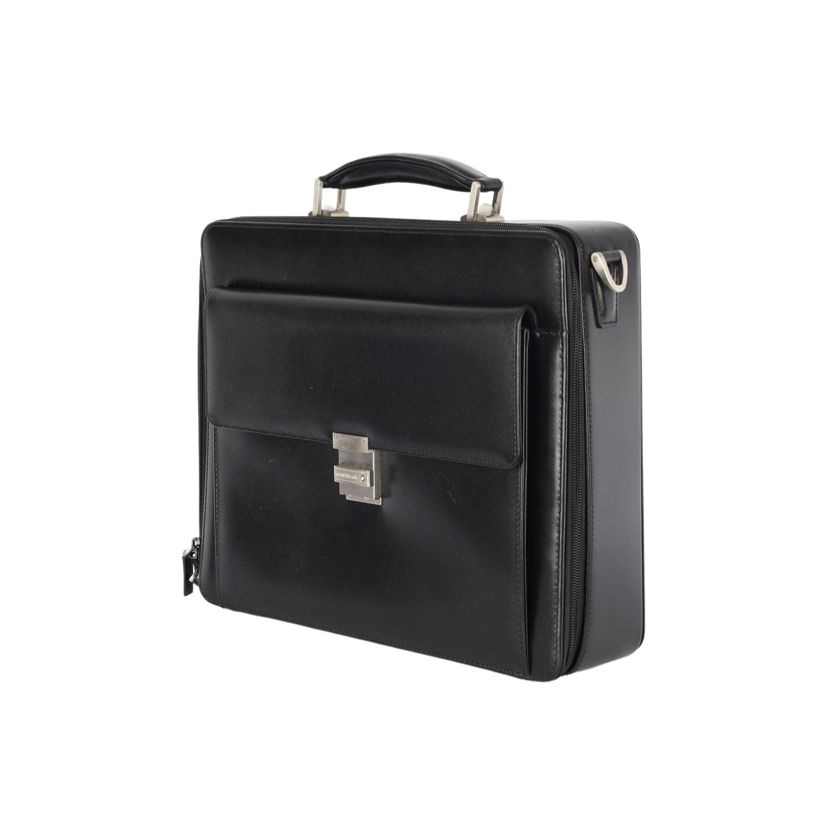 Questa borsa da lavoro Montblanc offre un modo elegante e sicuro per trasportare i tuoi oggetti di lavoro. L'elegante esterno in pelle nera si chiude a scatto e presenta un lucchetto a combinazione per una maggiore sicurezza, mentre l'interno è
