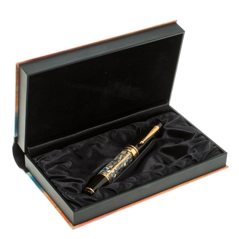 Montblanc Writers Edition Alexandre Dumas Limited Edition Fountain Pen, 18k Gold In Good Condition In Dubai, Al Qouz 2