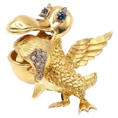 Spilla Montclair in oro giallo 18 carati con diamante e zaffiro, pesce tremante e pellicano