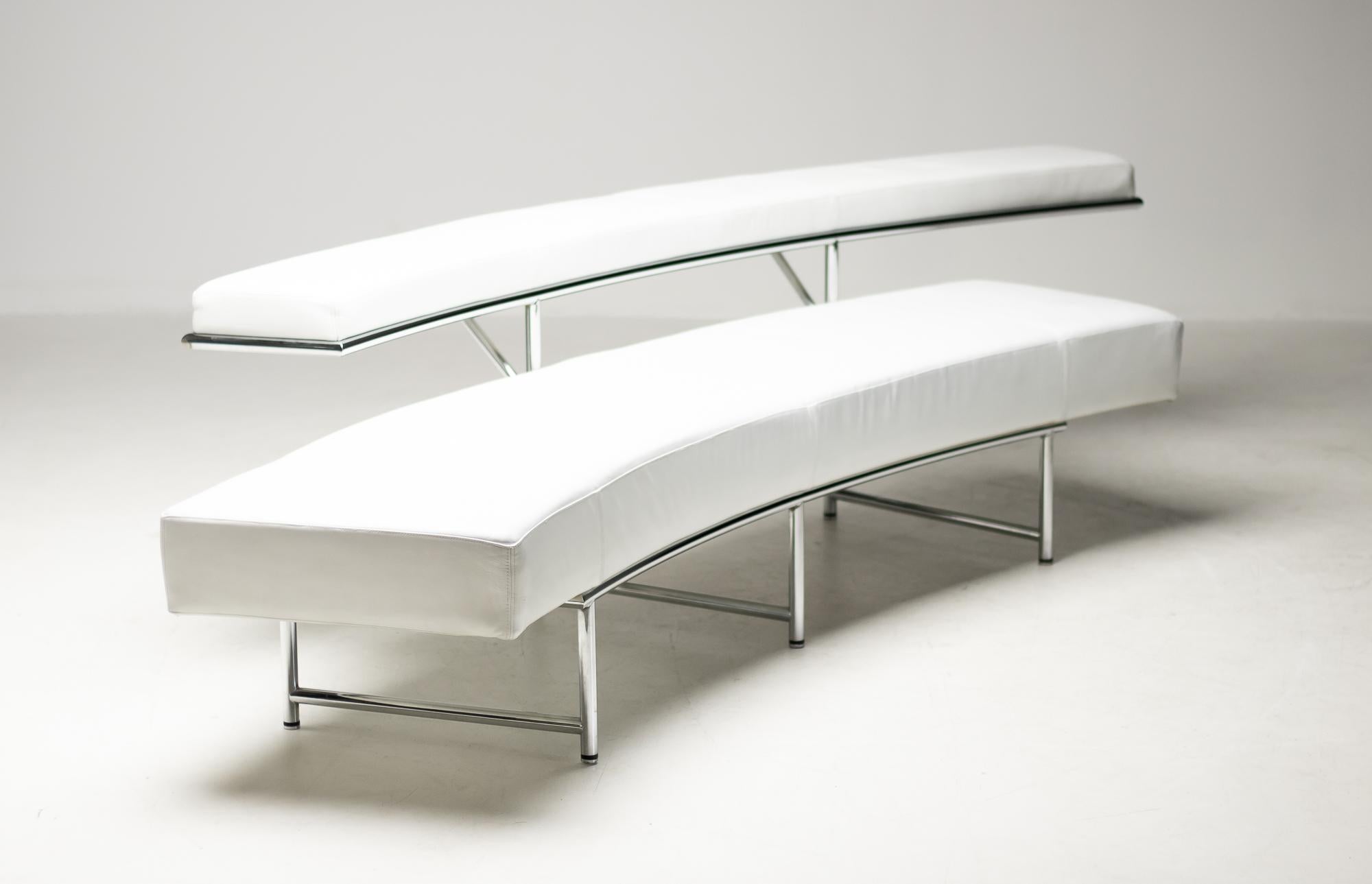 Eileen Gray’s perhaps most exclusive sofa radiates an allure from which no beholder can escape.
The soft curve, the most unusual lines of the backrest make the Monte Carlo an incomparable and striking one of a kind in the history of 20th century