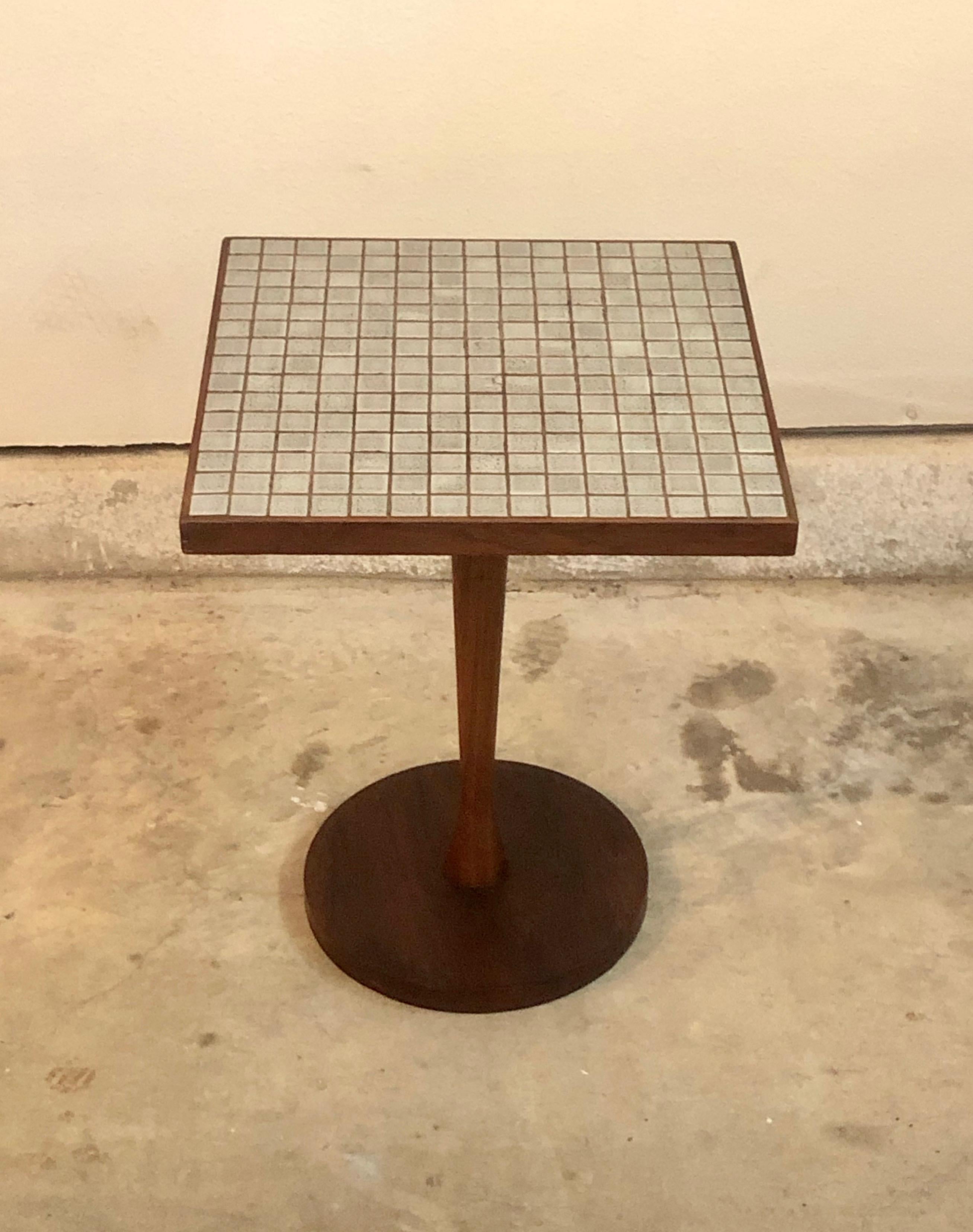 Lane Monte Carlo tile top end table/ drink table.