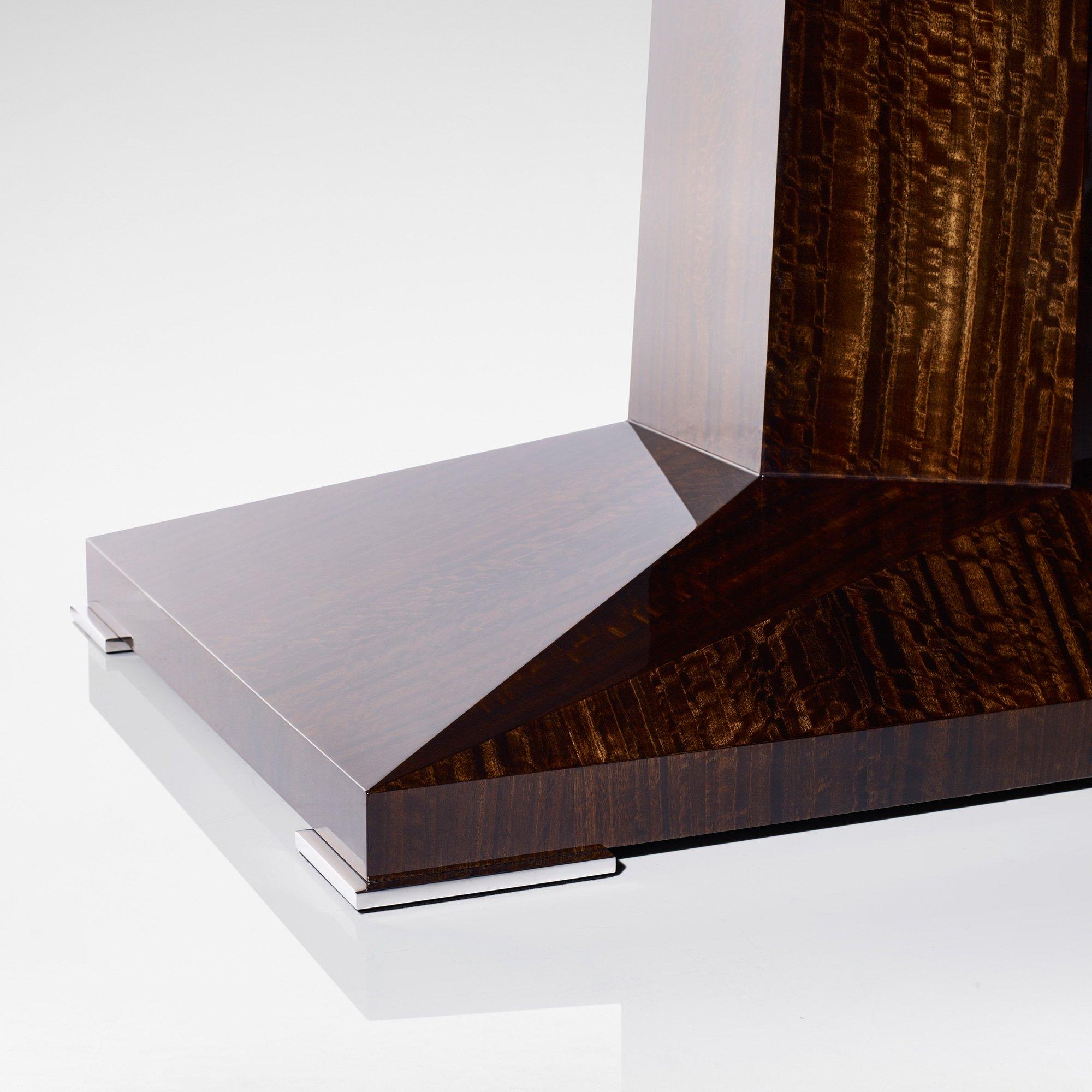 La table de salle à manger Monte fait partie de la gamme Linley Modern, une interprétation luxueuse de l'esthétique du design du milieu du 20e siècle. La table présente une base angulaire qui capte la lumière sous tous les angles et s'inspire des