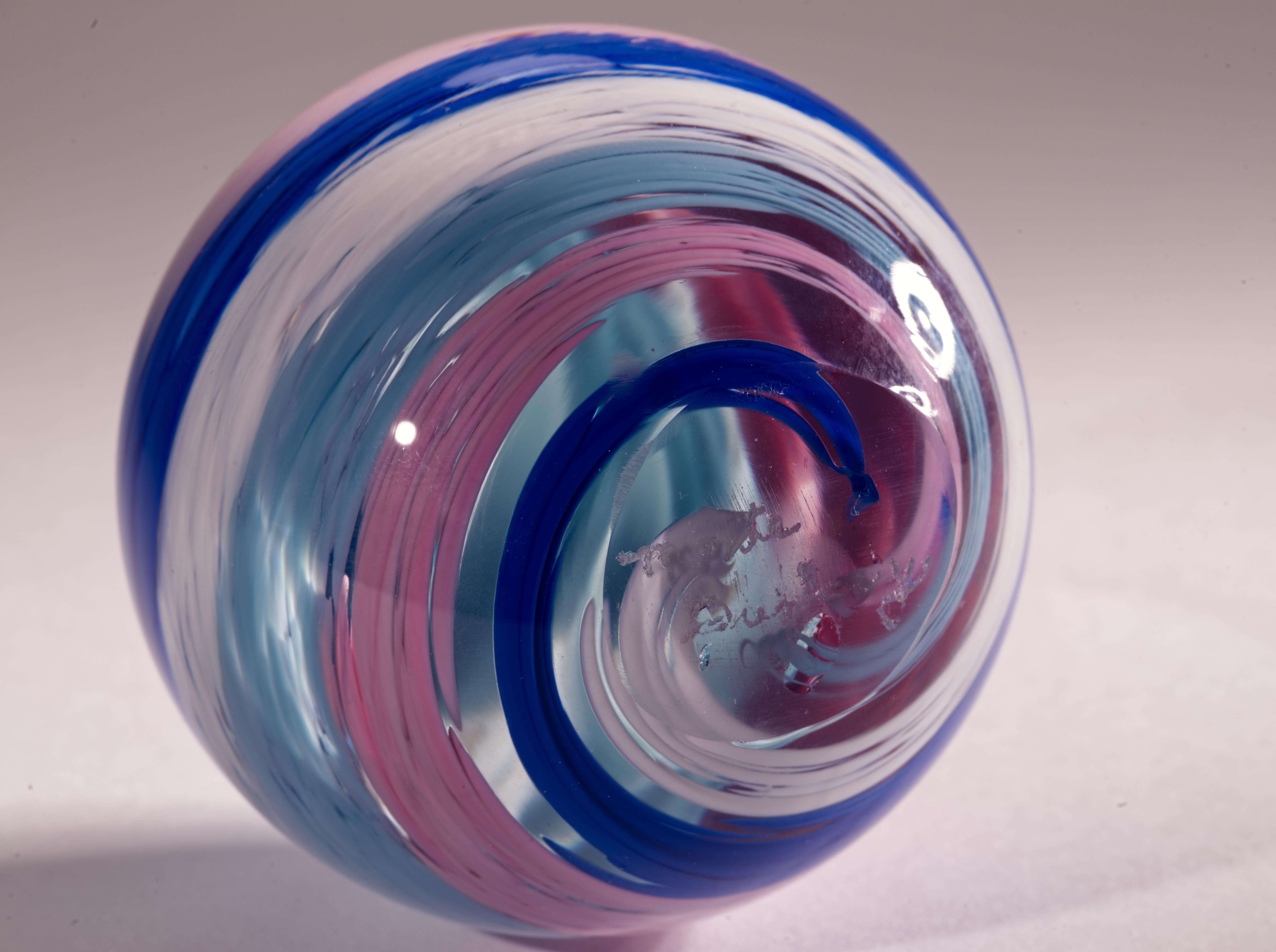 Monte Dunlavy Gestreiftes Briefbeschwerer, Amerikanisches Studio Kunstglas (amerikanisch) im Angebot