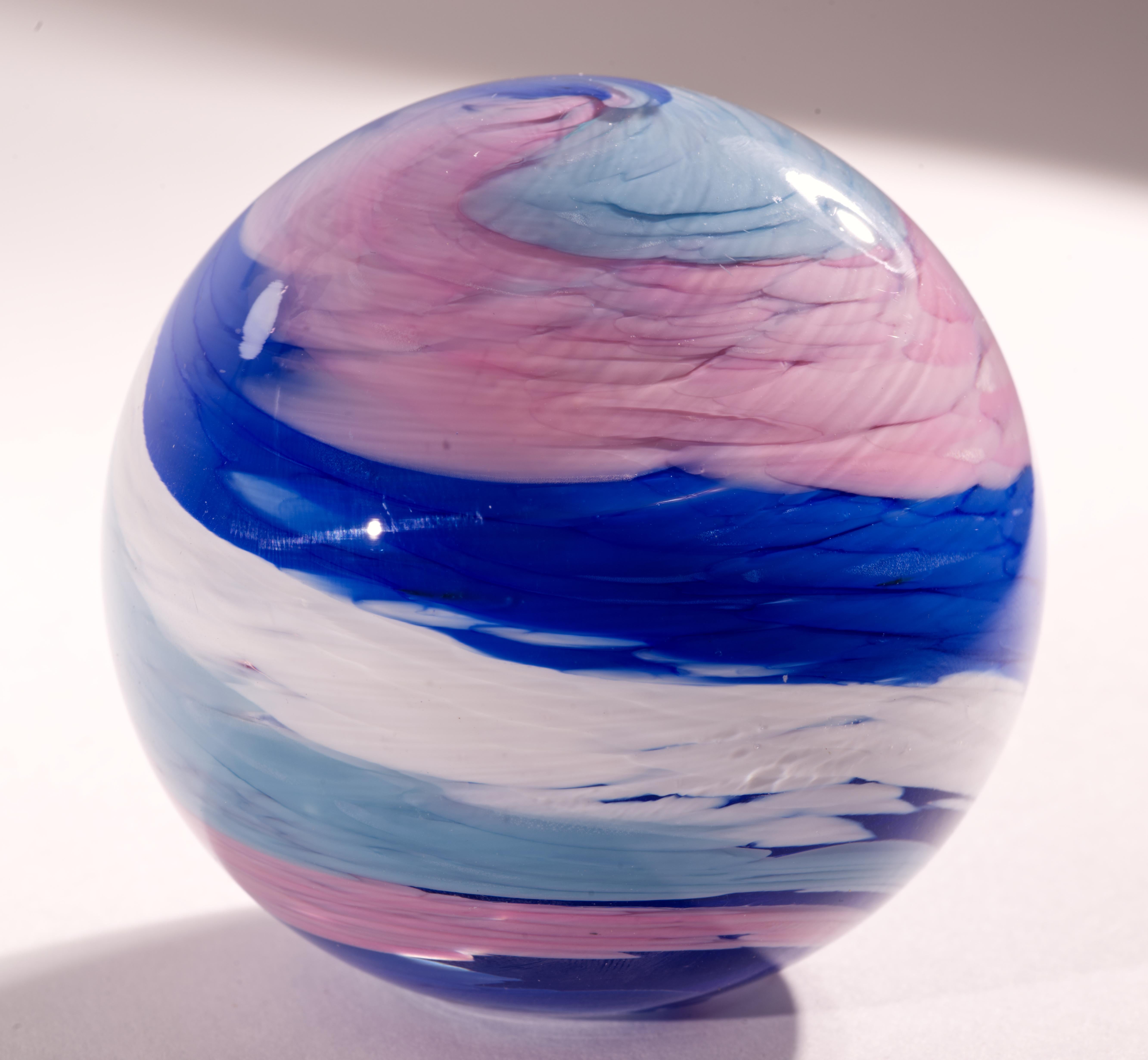 Monte Dunlavy Gestreiftes Briefbeschwerer, Amerikanisches Studio Kunstglas (Handgefertigt) im Angebot