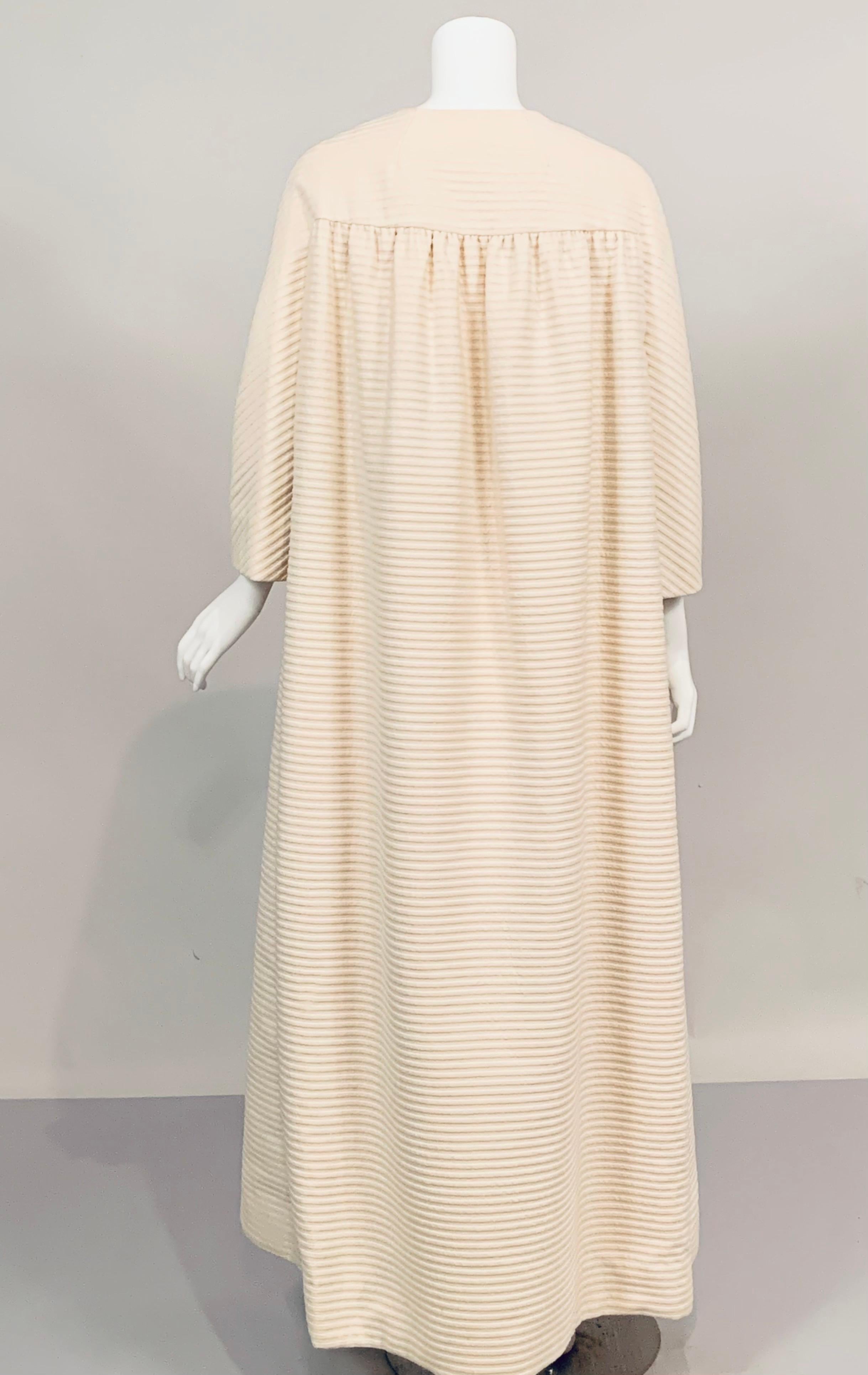 Monte-Sano & Pruzan, NY Abendmantel aus elfenbeinfarbener Wolle, nachbestellt bei Saks Fifth Avenue (Beige) im Angebot