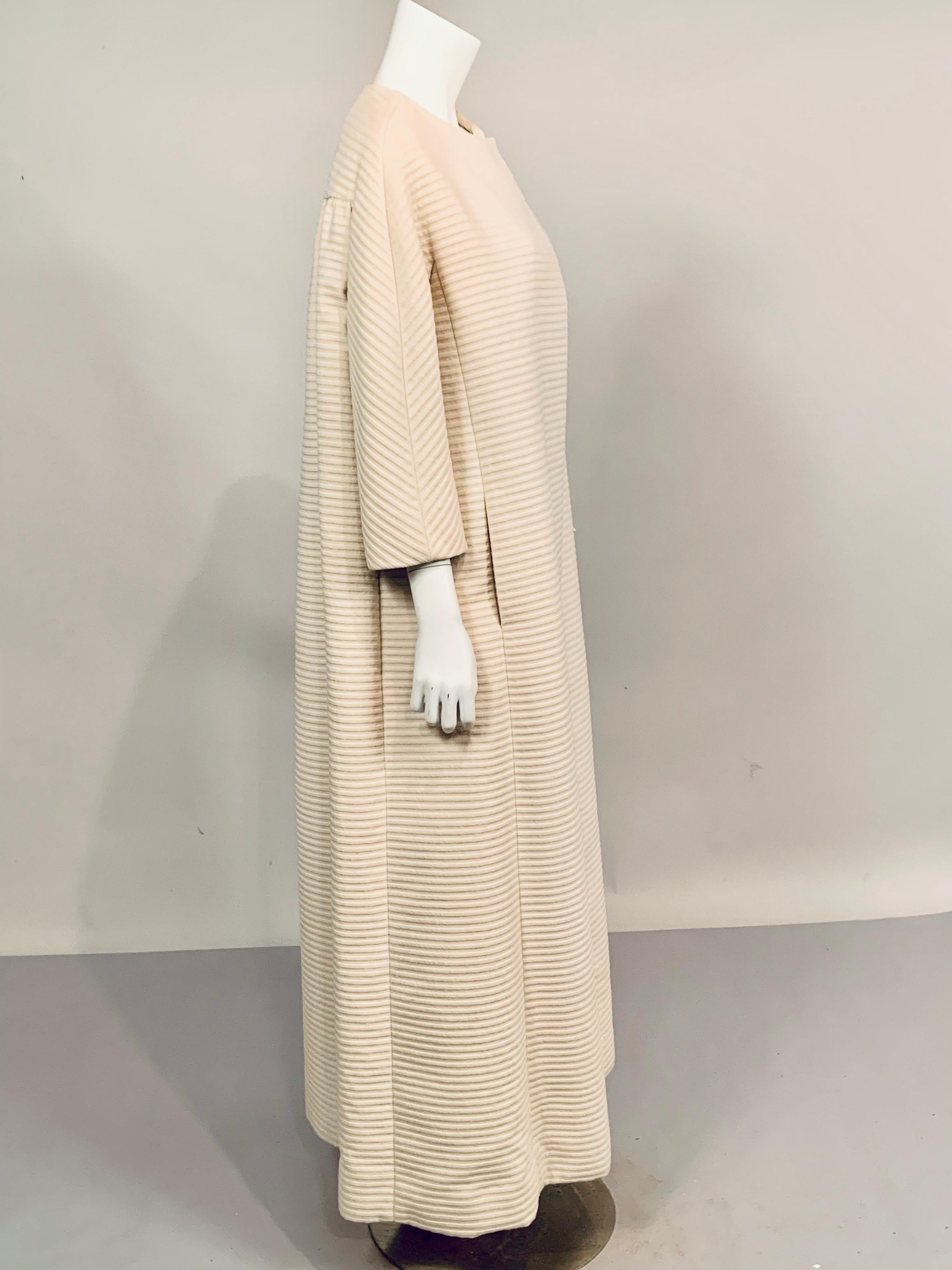 Monte-Sano & Pruzan, NY Abendmantel aus elfenbeinfarbener Wolle, nachbestellt bei Saks Fifth Avenue im Zustand „Hervorragend“ im Angebot in New Hope, PA