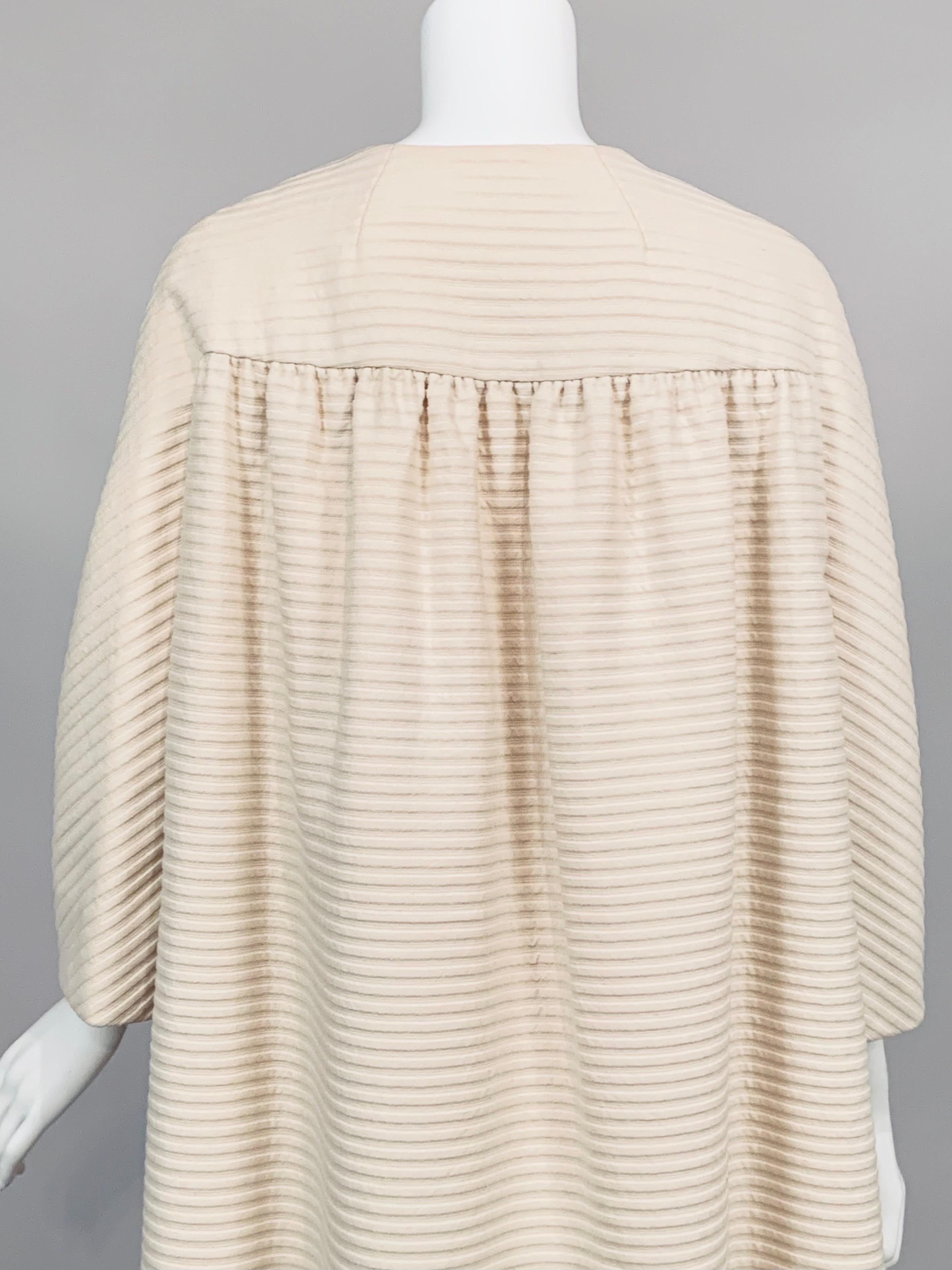 Monte-Sano & Pruzan, NY Abendmantel aus elfenbeinfarbener Wolle, nachbestellt bei Saks Fifth Avenue Damen im Angebot