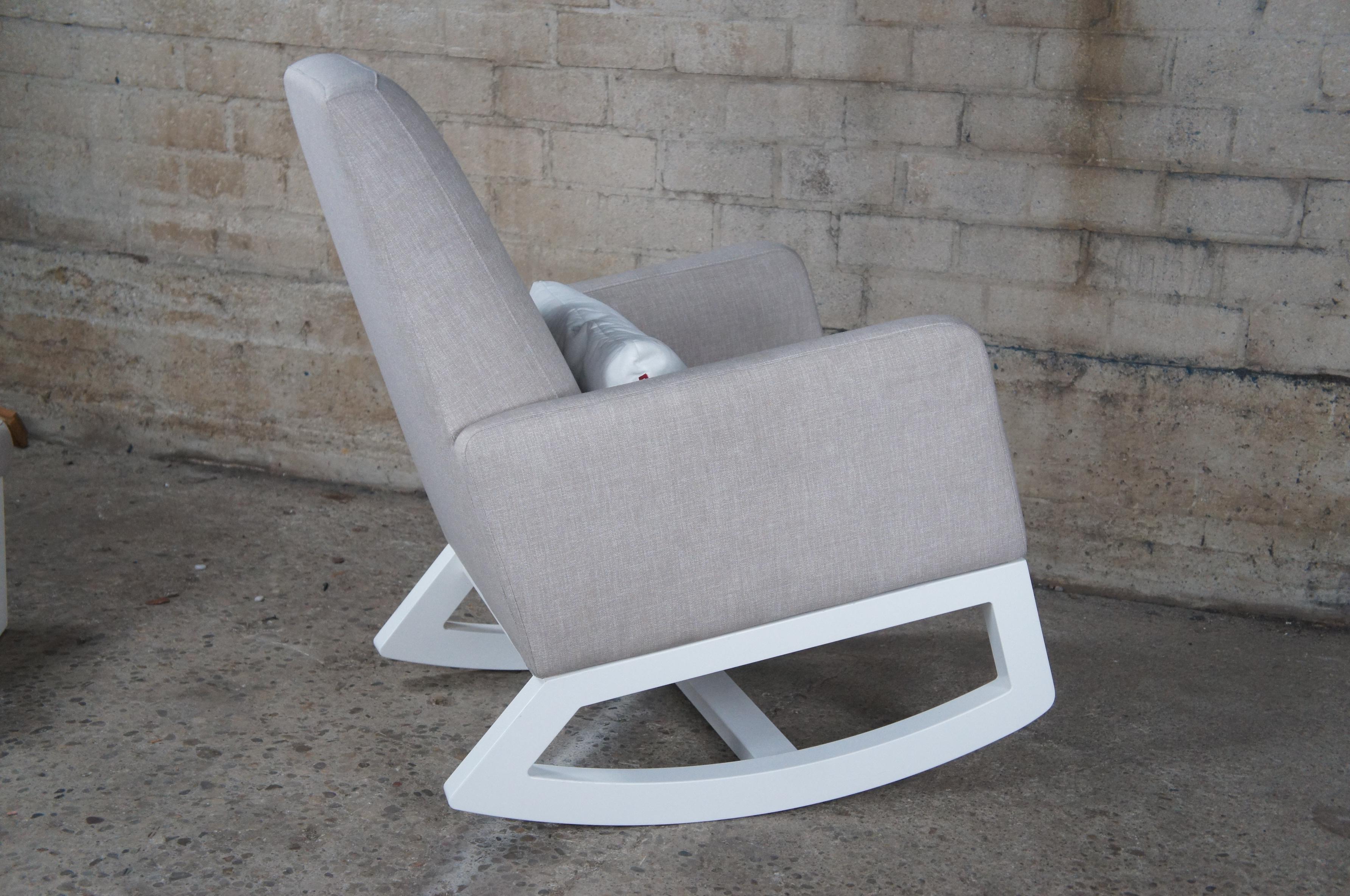 Chaise à bascule et pouf de bascule Joya Nursery de style scandinave moderne de Monte en vente 5