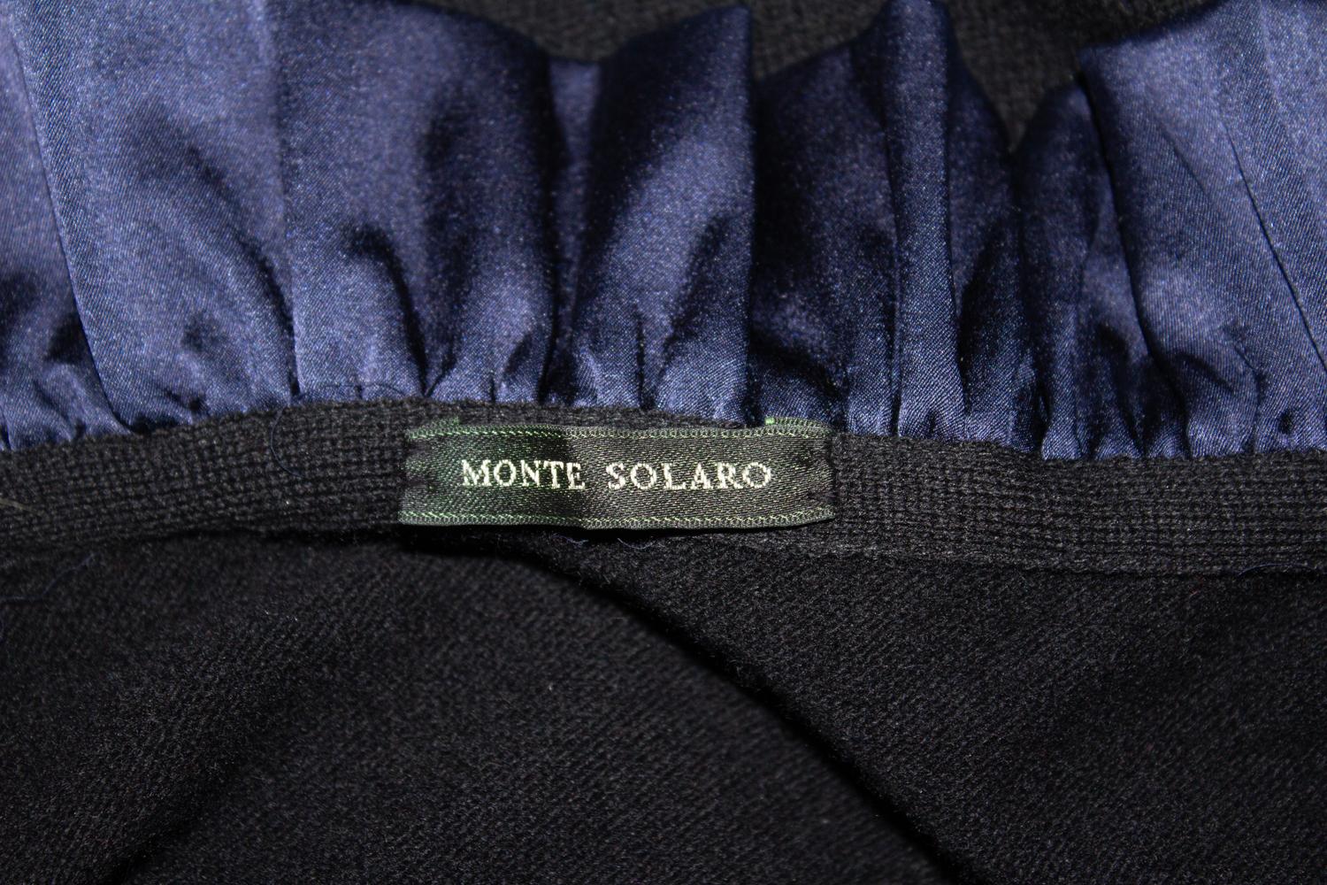 Un pull chic et chaud de la marque italienne Monte Solaro.
Le pull est en mélange de cachemire noir.  et possède un volant de satin bleu à l'encolure. 
Mesures : Buste jusqu'à 42'', longueur 25''.