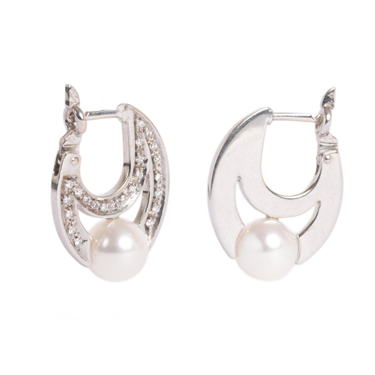 Beautiful earrings by the Italian designer Giancarlo Montebello. The earrings were designed directly for our Enrico Trizio 1868 jewelry. A very elegant pair of white gold earrings 