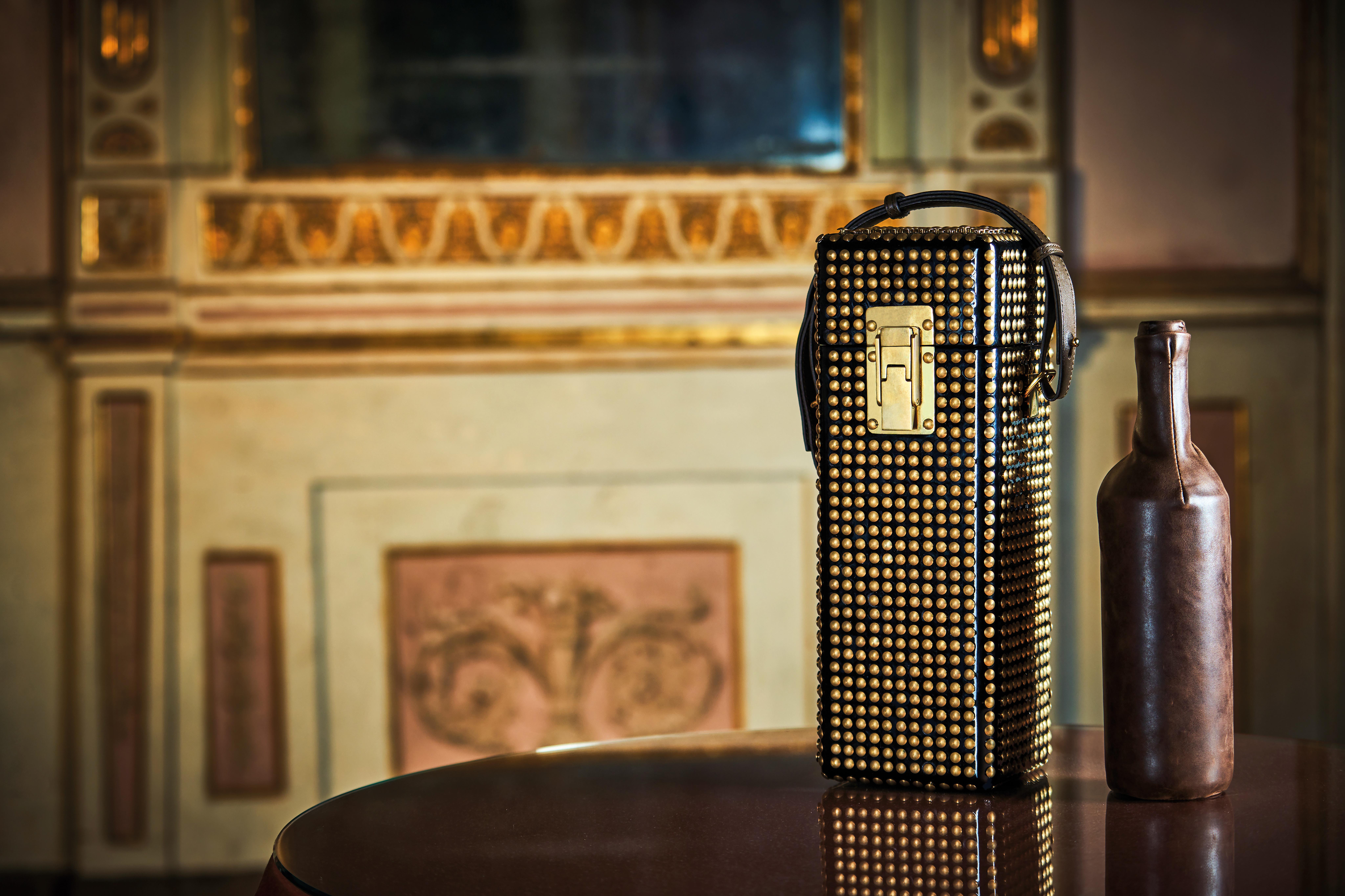 Montecarlo ist die perfekte Schatulle für die kostbarste Weinflasche, ein handgefertigtes Einzelstück, das die Handwerkskunst des Made in Italy unterstreicht. Ein äußerst elegantes Design-Accessoire, bei dem der Glanz der schwarzen Lackierung durch