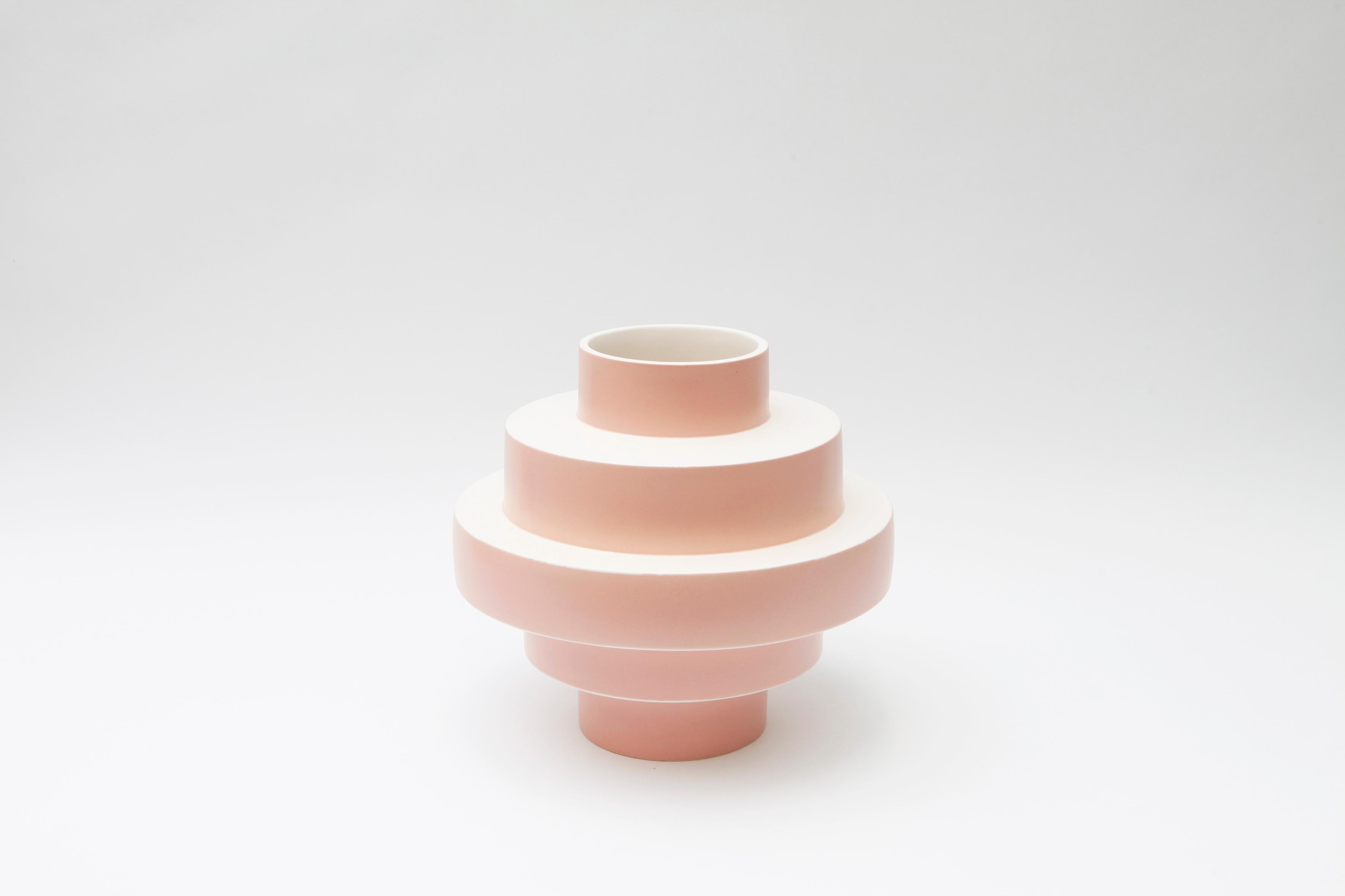Montèe vase designed by Simona Cardinetti.

Handmade in Italy.

Materials: Ceramic.
 