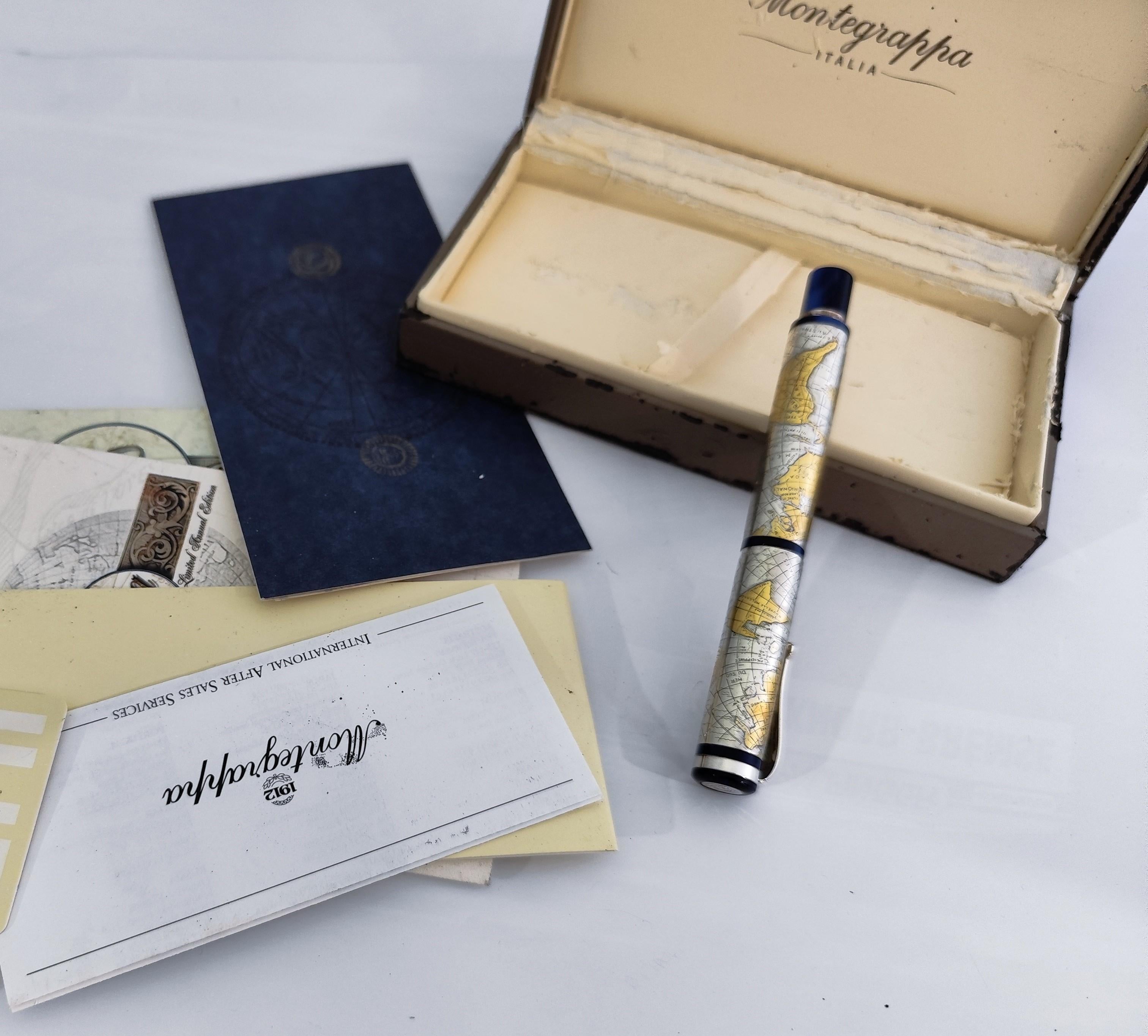  Montegrappa 2001 Edition Limitée Stylo Plume - Argent et résine, plume moyenne 18k
Type  Stylo plume édition limitée Coffret complet et papiers 

Type :  Gea 2001 Stylo Plume Edition Limitée. Numéroté 1566/2001 sur l'extrémité du bouton du