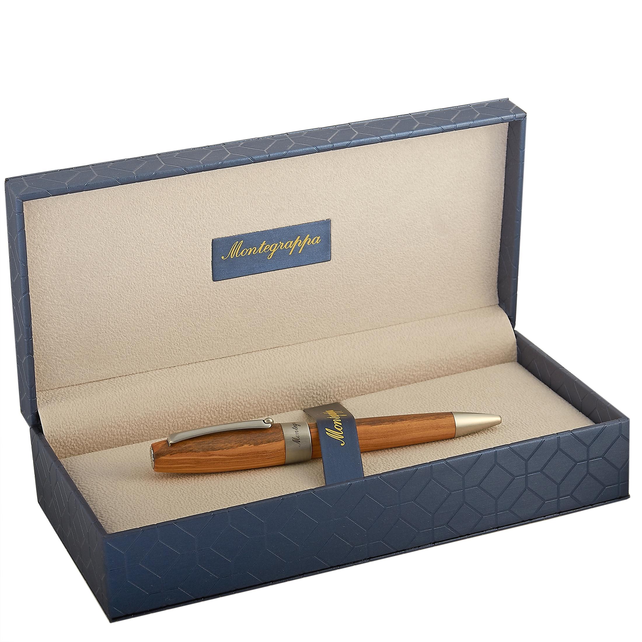 The Montegrappa “Heartwood” ballpoint pen is made out of olive wood with stainless steel trim, and boasts the famous “1912” logo on the cap top. The pen weighs 41 grams and measures 143 mm in length and 15.6 mm in diameter.