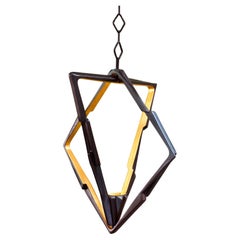 Pendentif Monter, lustre en plâtre noir et or jaune 23K par Benediko