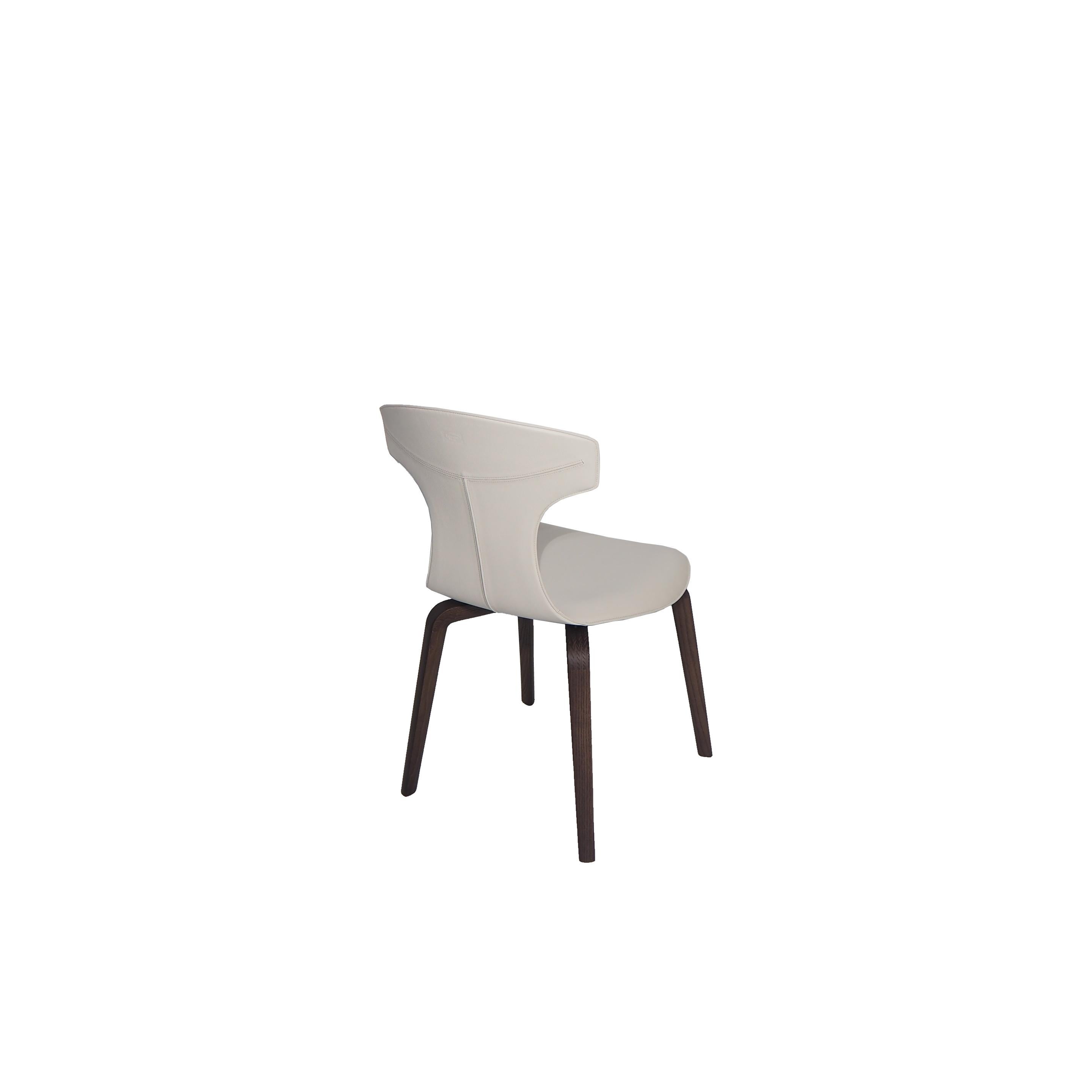 La chaise Montera conçue par Roberto Lazzeroni a une légèreté formelle qui exprime le charme sensoriel de ses matériaux. Dans la série Montera, la coque est produite à partir de contreplaqué de hêtre moulé, courbé et pressé à la vapeur. Rembourrage