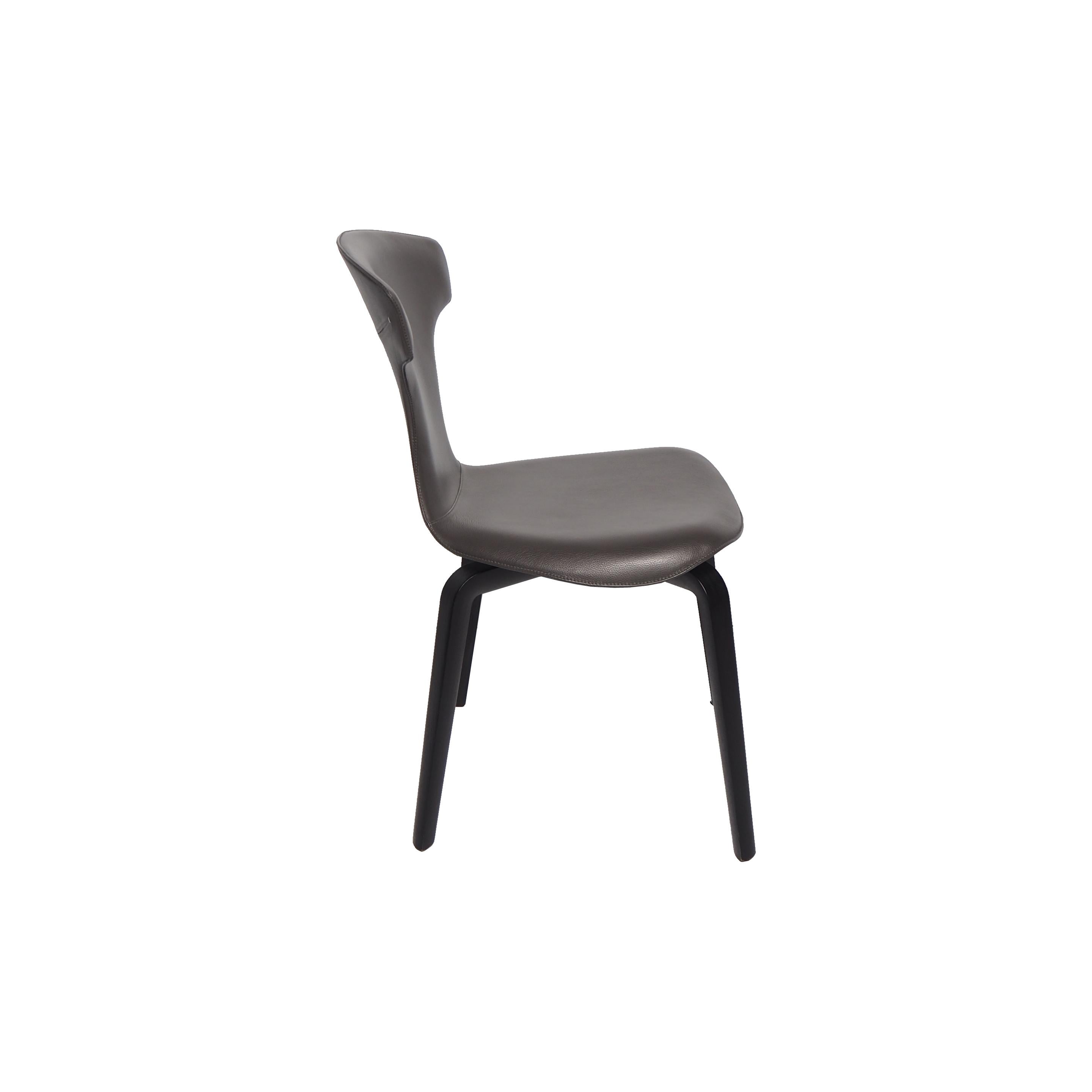 La chaise Montera conçue par Roberto Lazzeroni pour Poltrona Frau a une légèreté formelle qui exprime le charme sensoriel de ses matériaux. Dans la série Montera, la coque est produite à partir de contreplaqué de hêtre moulé, courbé à la vapeur et