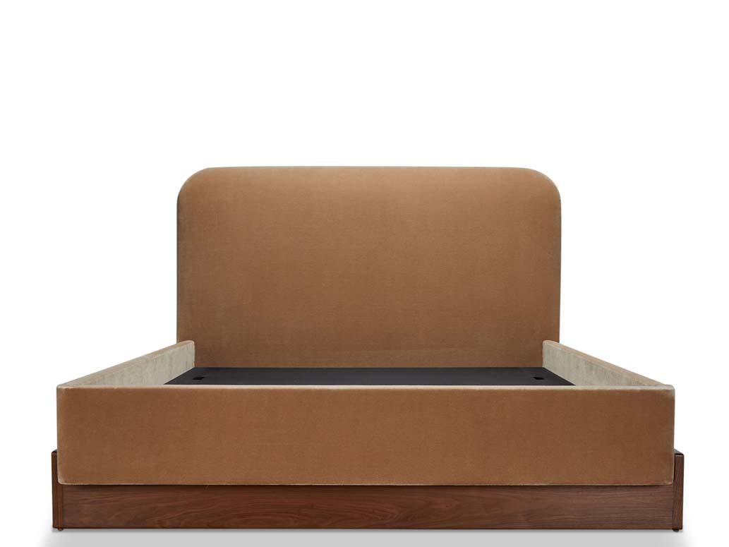 Das Bett Monterey erinnert mit seinem geschwungenen Kopfteil und den weichen Ecken an die stromlinienförmigen Formen von Art-Déco-Waggons. Das Bett ruht auf einem monolithischen Fuß, der von Eisenbahnschwellen inspiriert ist. 

Die sechsteilige