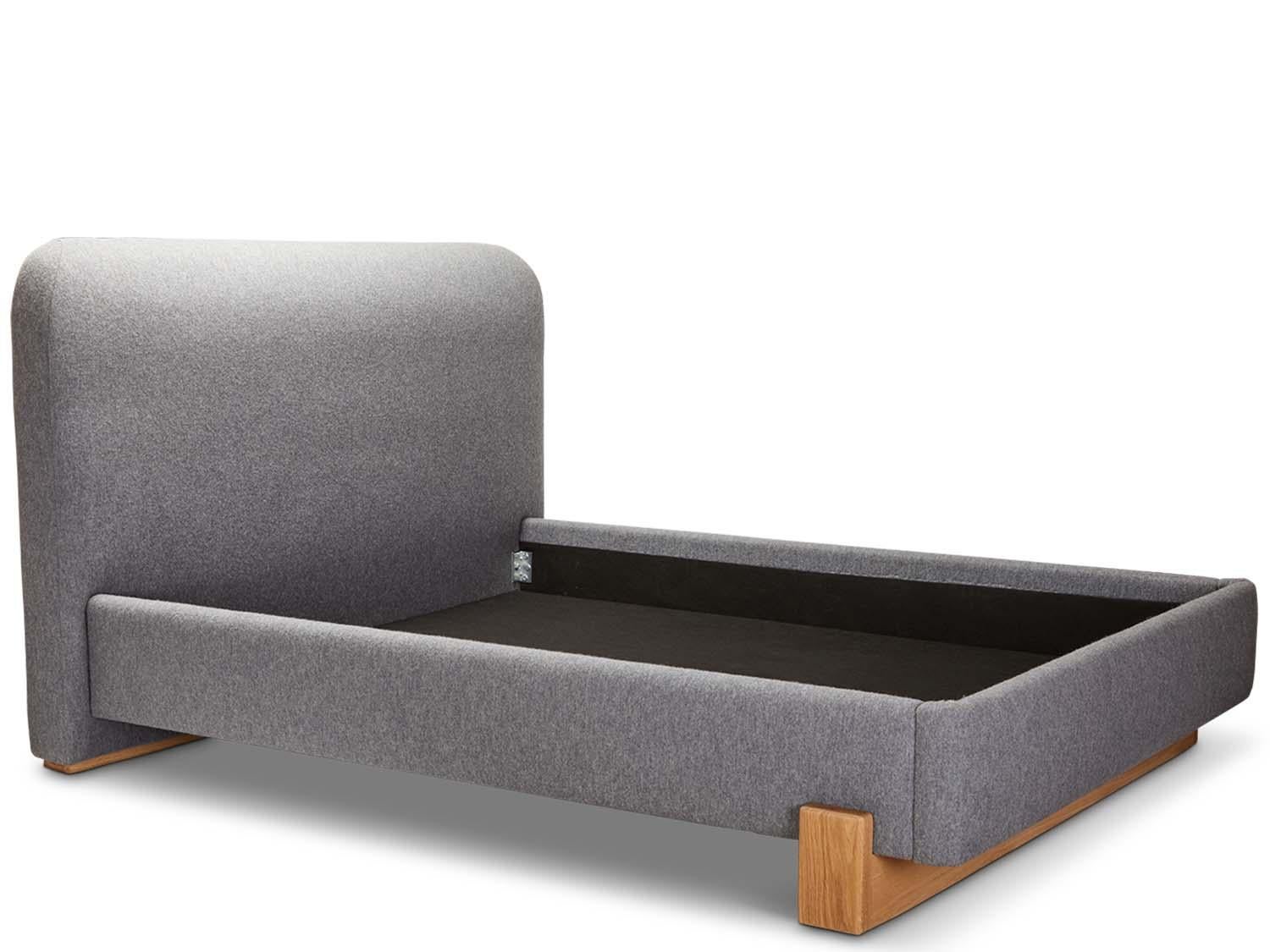 Monterey-Bett von Disc Interiors x Lawson-Fenning, Queen (Moderne der Mitte des Jahrhunderts) im Angebot