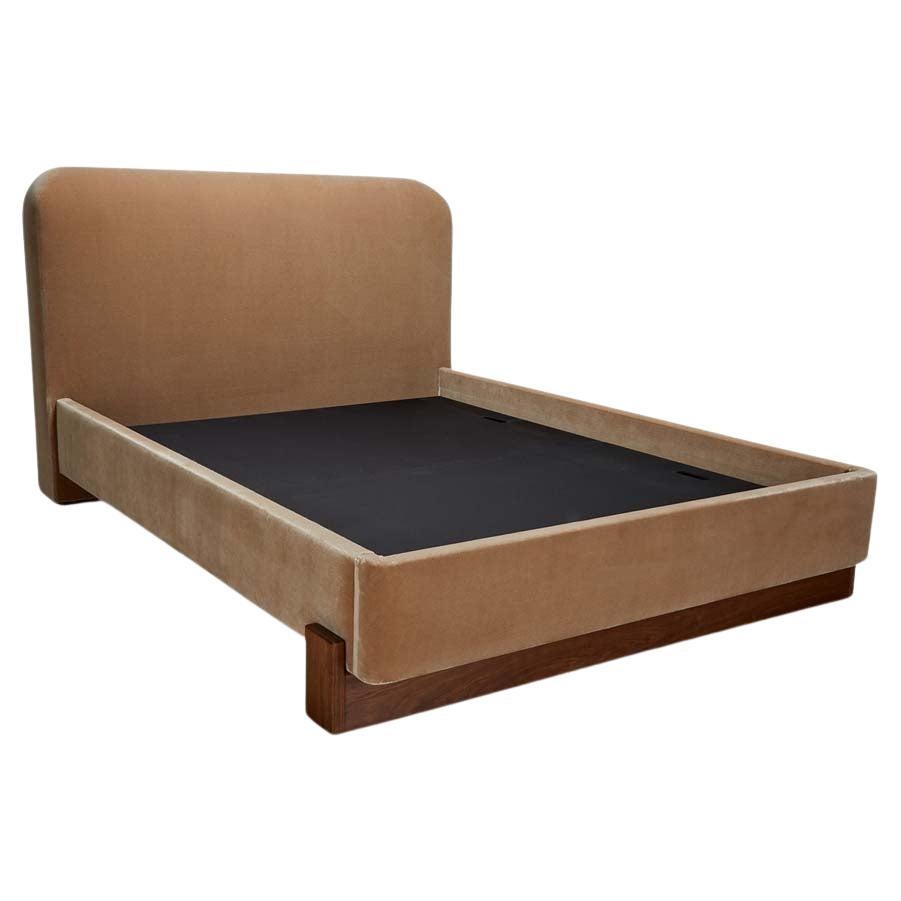 Monterey-Bett von Disc Interiors x Lawson-Fenning, Queen im Angebot