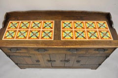 Monterey Furniture Acabado "Madera vieja" F2568 Aparador con tapa de 16 azulejos californianos