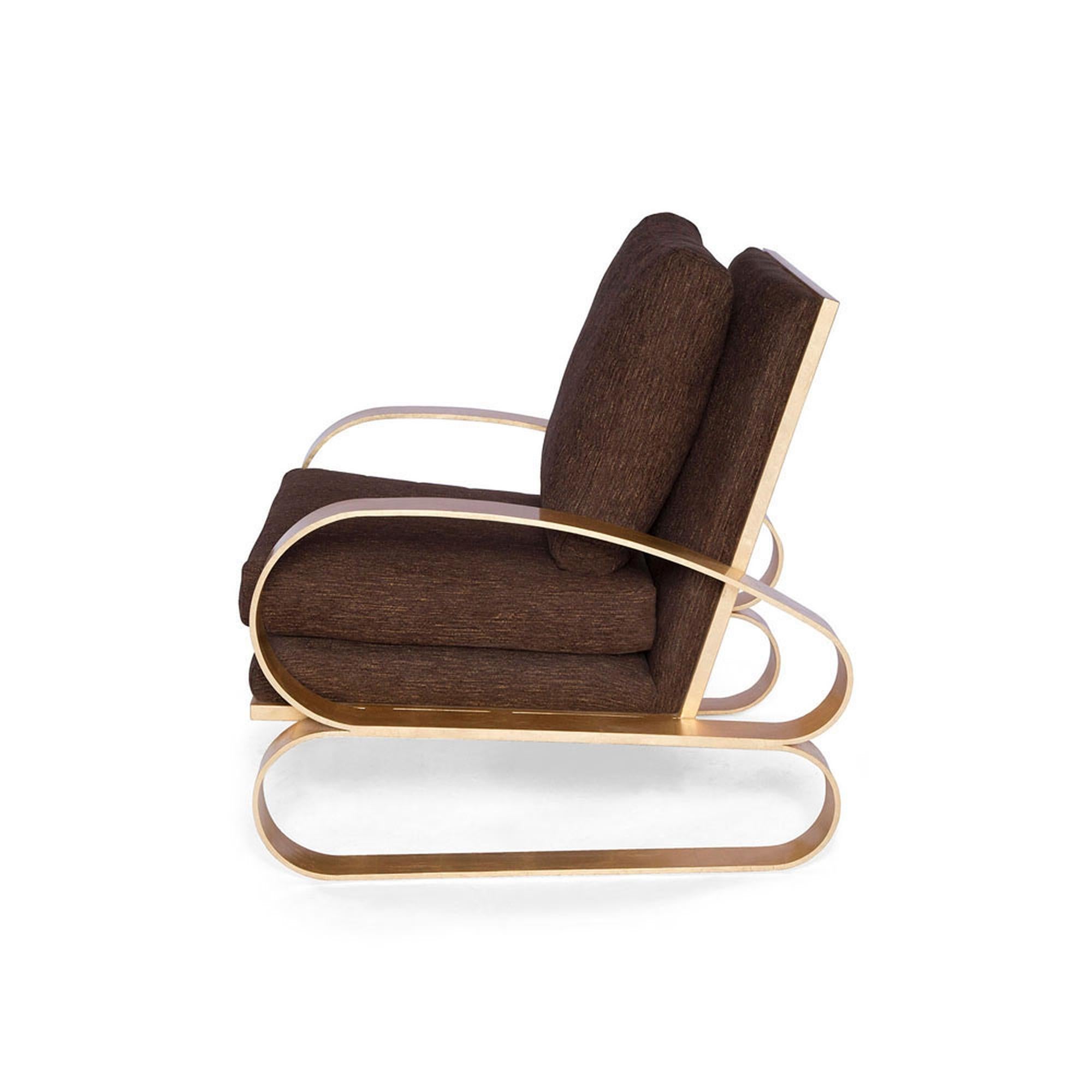 Mit seinem überdimensionalen architektonischen Metallgestell und der luxuriösen, tief gepolsterten Sitzfläche spielt der Monterey Lounge Chair II mit den Proportionen und erzielt so eine beeindruckende Wirkung. Der handvergoldete Sockel und die