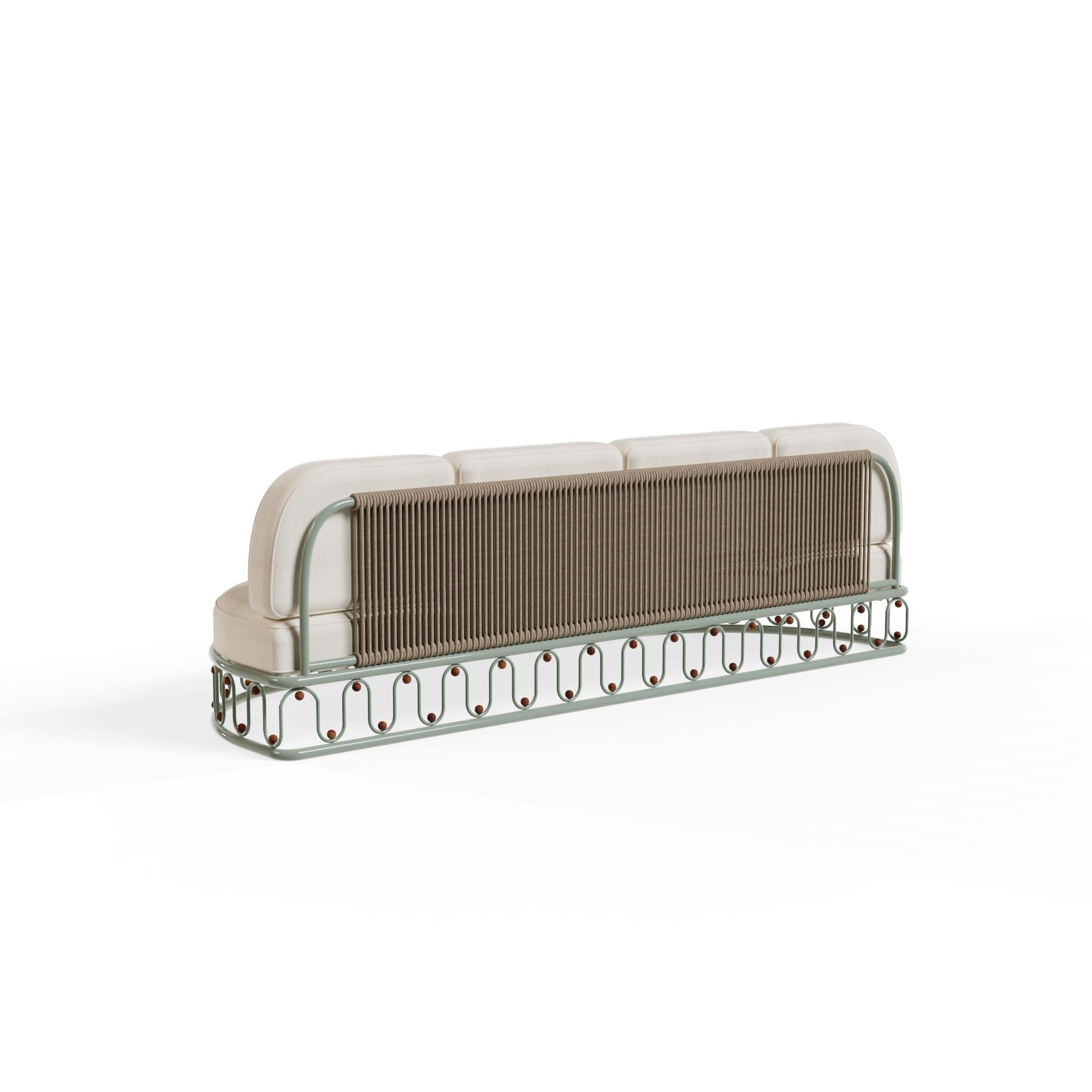 Il Divano Monterosso, creato in collaborazione con Mediterrazza, è un pezzo di arredamento di lusso per esterni. Realizzata a mano in metallo laccato in una morbida tonalità verde chiaro per un'eccezionale performance all'aperto, presenta una base