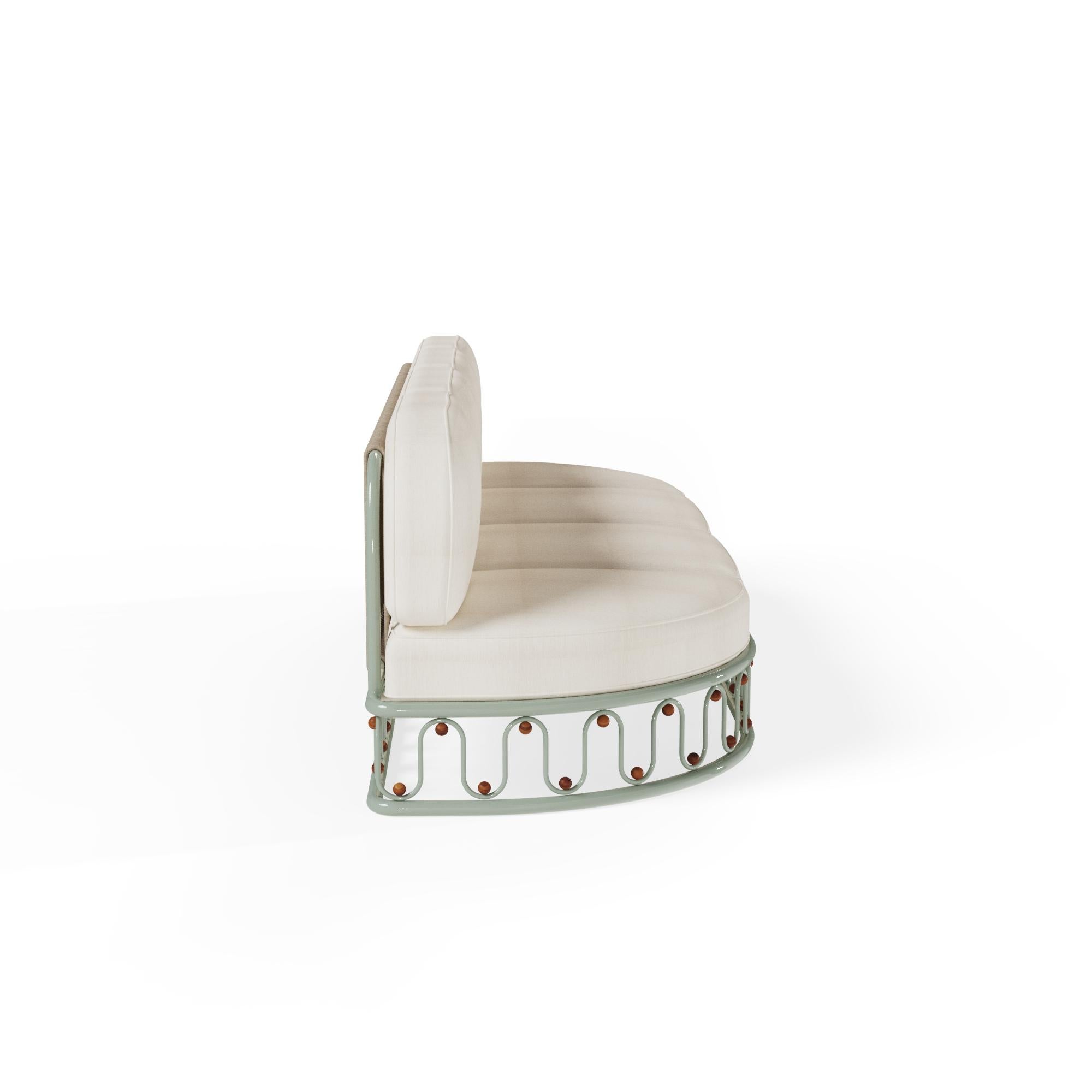 Fatto a mano Divano da esterno Monterosso in metallo laccato con dettagli in iroko in vendita