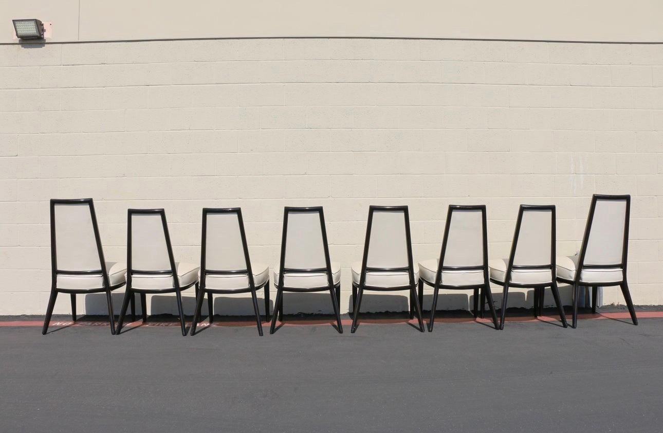 Magnifique ensemble de 8 chaises de salle à manger en bois avec assise et dossier en vinyle. Ces chaises ont été conçues par Maurice Bailey pour Monteverdi-Young, (elles n'ont pas d'étiquette). Elles sont en bon état d'usage, ces chaises sont