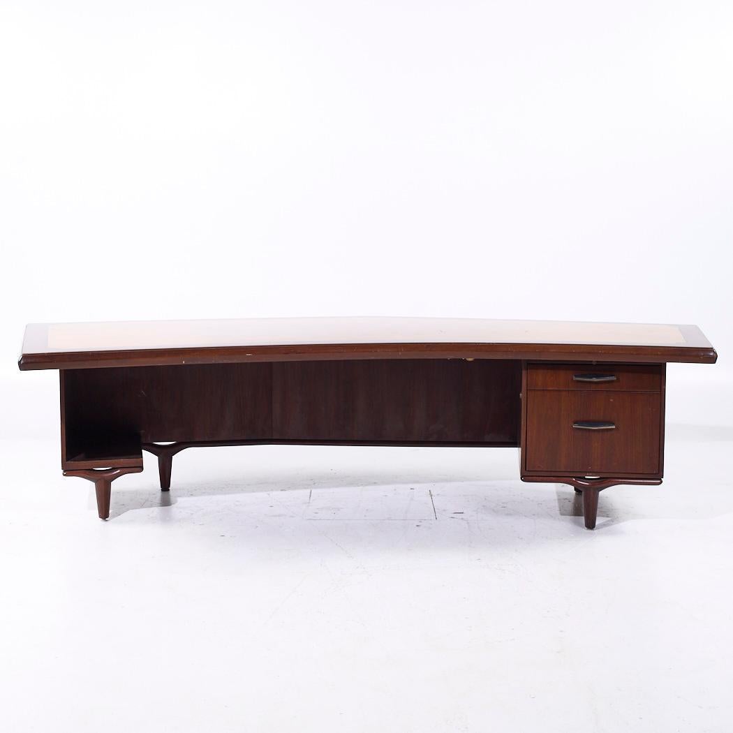 Scrivania a boomerang in noce della linea Monteverdi-Young Signature Line Mid Century

Questa scrivania misura: 110,5 larghezza x 42,5 profondità x 28 altezza, con uno spazio per la sedia di 28,5 pollici.

Tutti i mobili possono essere acquistati in