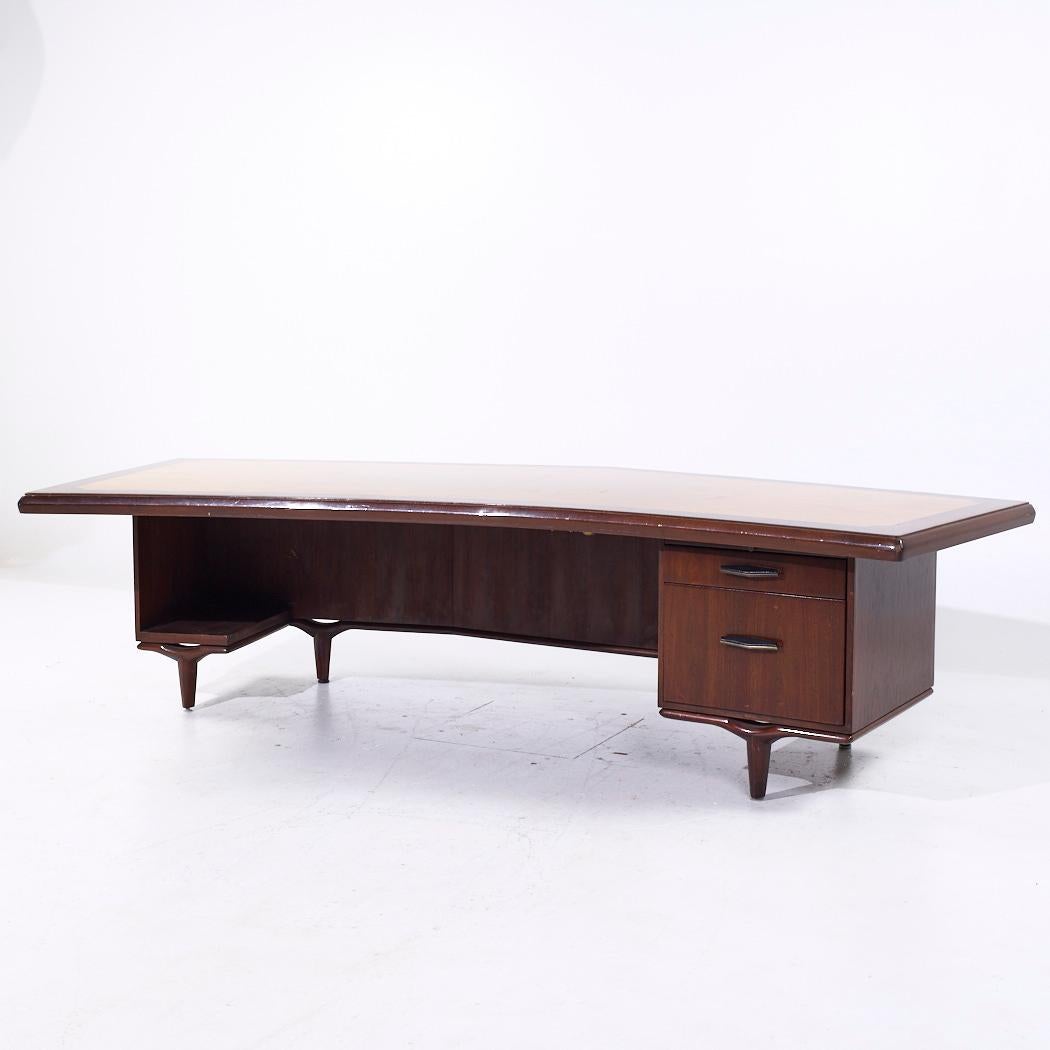 Mid-Century moderno Scrivania a boomerang in noce della linea Monteverdi-Young Signature Line Mid Century in vendita