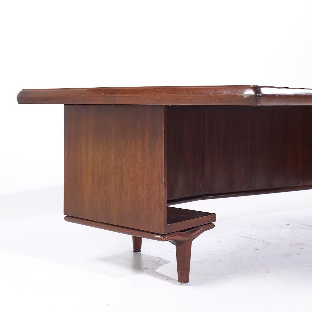 Americano Scrivania a boomerang in noce della linea Monteverdi-Young Signature Line Mid Century in vendita