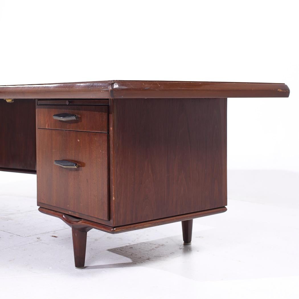 Scrivania a boomerang in noce della linea Monteverdi-Young Signature Line Mid Century In condizioni buone in vendita a Countryside, IL
