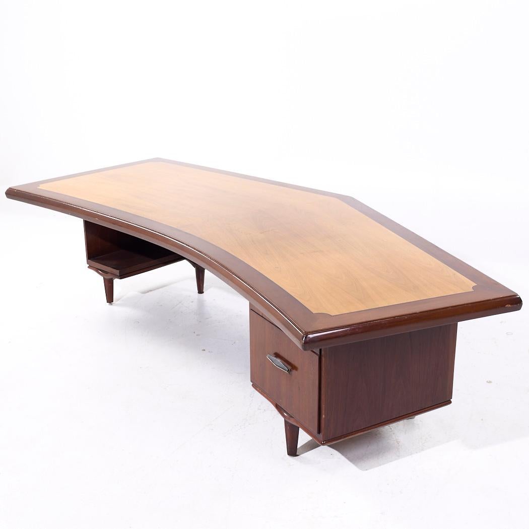 Fine XX secolo Scrivania a boomerang in noce della linea Monteverdi-Young Signature Line Mid Century in vendita