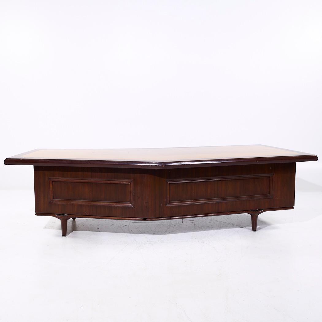 Noce Scrivania a boomerang in noce della linea Monteverdi-Young Signature Line Mid Century in vendita