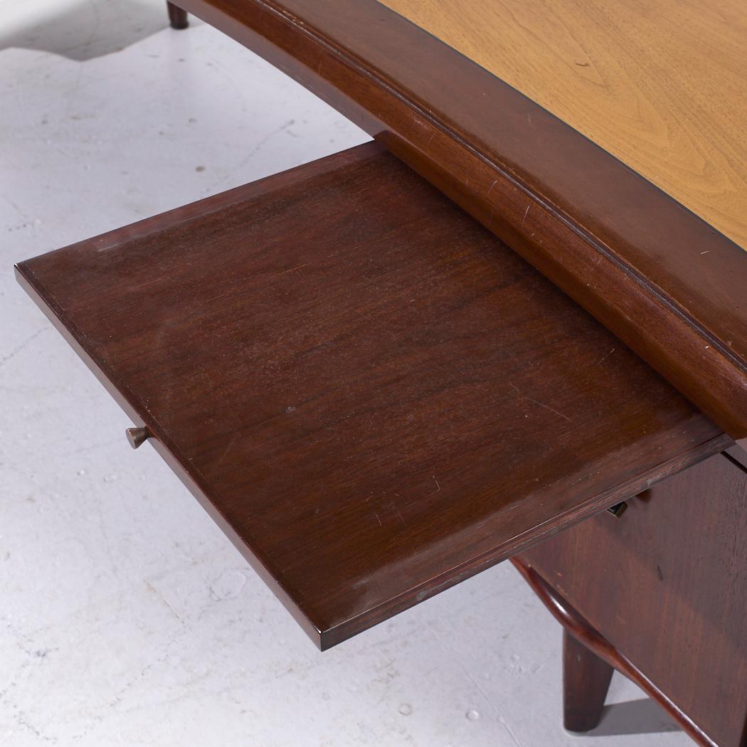 Scrivania a boomerang in noce della linea Monteverdi-Young Signature Line Mid Century in vendita 1